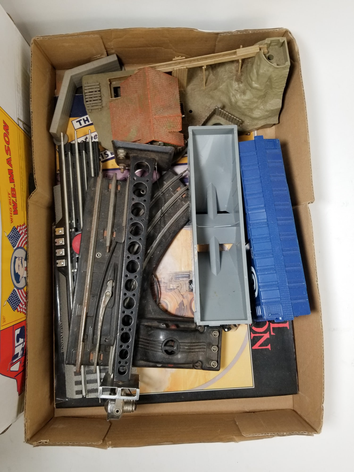 Lot of Assorted Vintage Model Trains and Accessories - 3