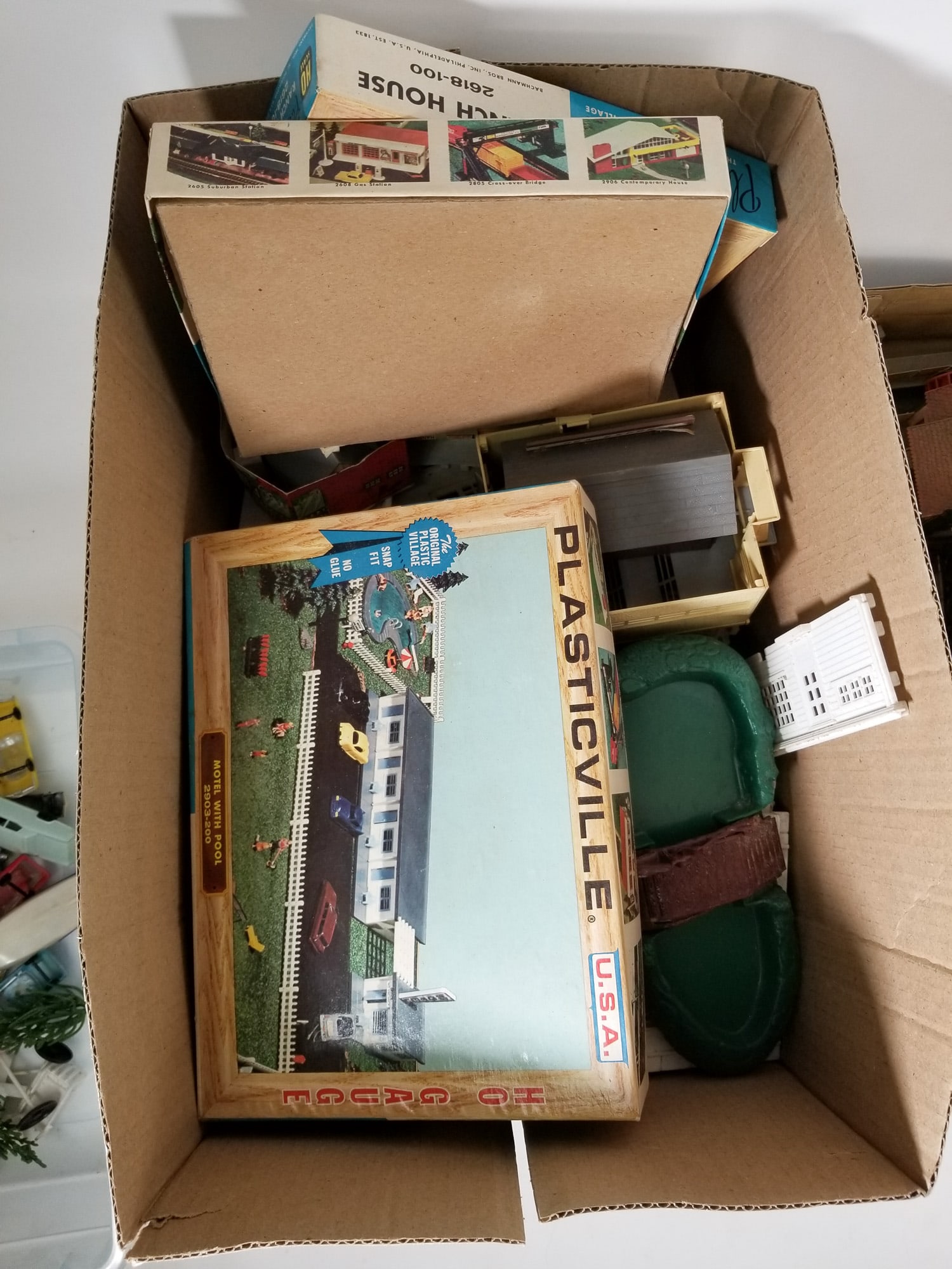 Lot of Assorted Vintage Model Trains and Accessories - 5