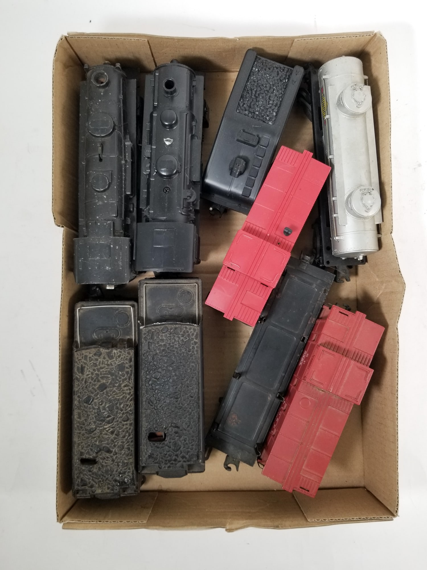 Lot of Assorted Vintage Model Trains Featuring Lionel Locos (1 of 2)