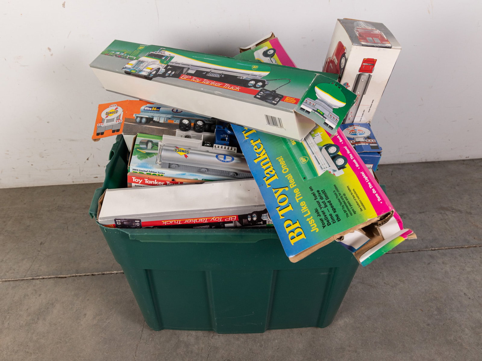 Assortment of Diecast Trucks ft. Amoco: Assortment of Diecast Trucks ft. Amoco Literature Brooks Auction – Online Auction Terms & Conditions Contact: (856) 694-2960 | info@brooks.auction READ BEFORE YOU BID: We want you to feel
