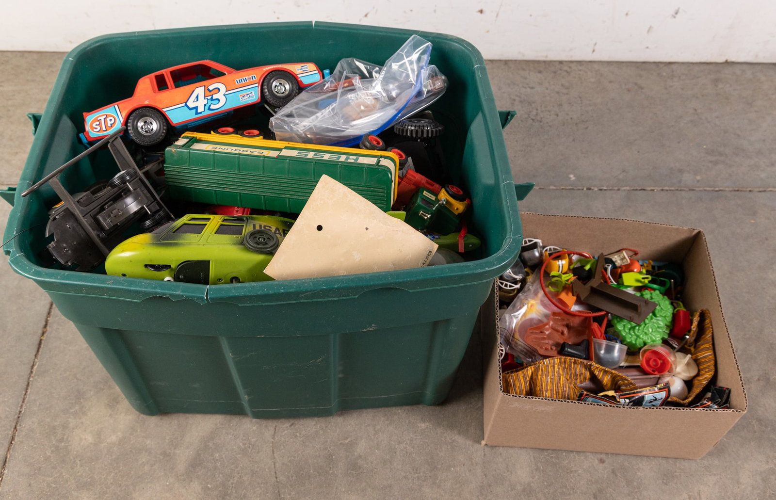 Assortment of Vintage Toys: Assortment of Vintage Toys Size 16" x 24" x 16" Literature Brooks Auction – Online Auction Terms & Conditions Contact: (856) 694-2960 | info@brooks.auction READ BEFORE YOU BID: We want you to