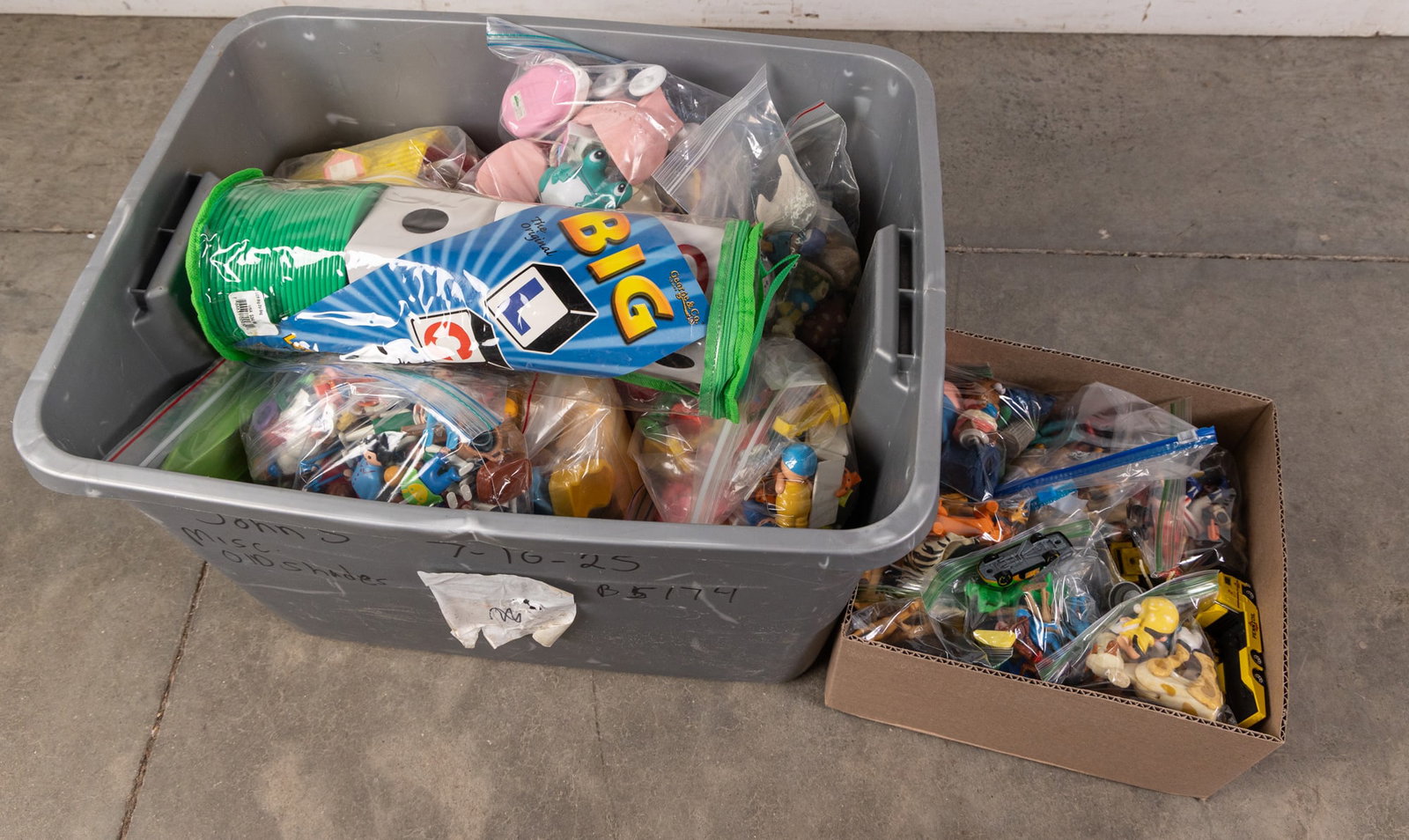 Assortment of Vintage Toys: Assortment of Vintage Toys Size 15" x 23" x 18" Literature Brooks Auction – Online Auction Terms & Conditions Contact: (856) 694-2960 | info@brooks.auction READ BEFORE YOU BID: We want you to