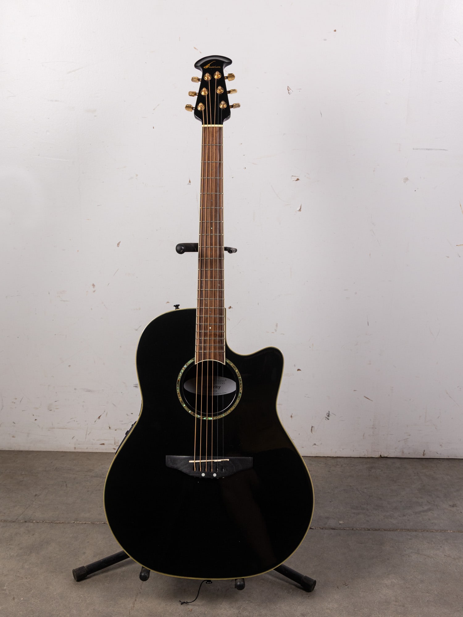 Ovation Celebrity Acoustic Electric Guitar w/ Case: Ovation Celebrity Acoustic Electric Guitar w/ Case. Does not include stand Size 43" H Literature Brooks Auction – Online Auction Terms & Conditions Contact: (856) 694-2960 | info@brooks.auction