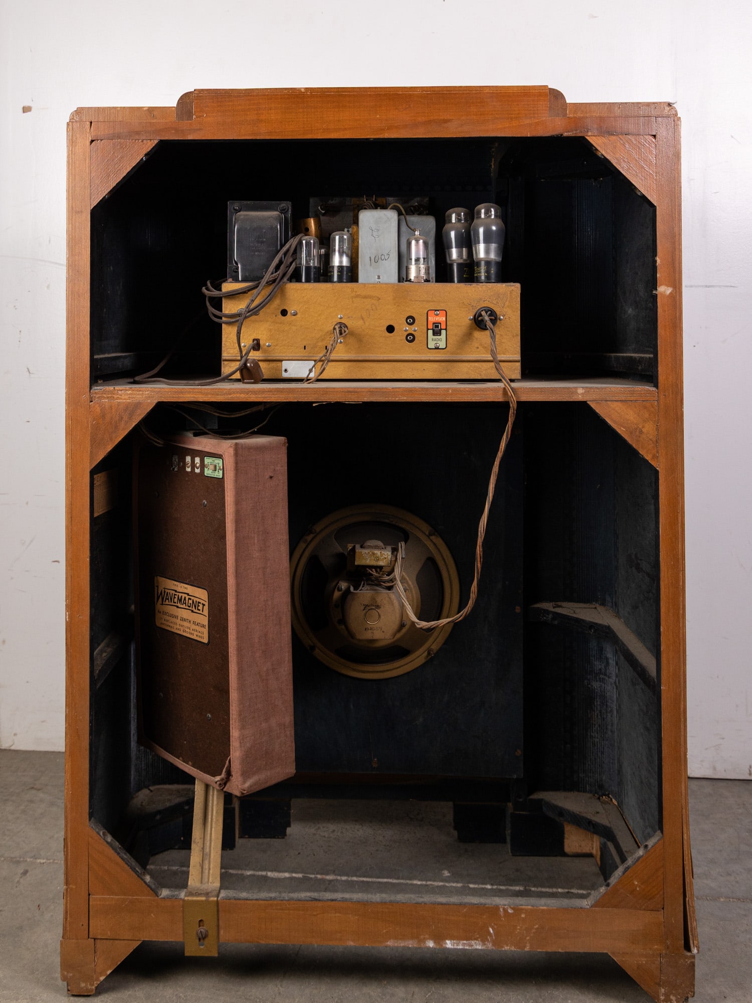 Zenith Long Distance Floor Console Tube Radio Model 10-S-464 - 4