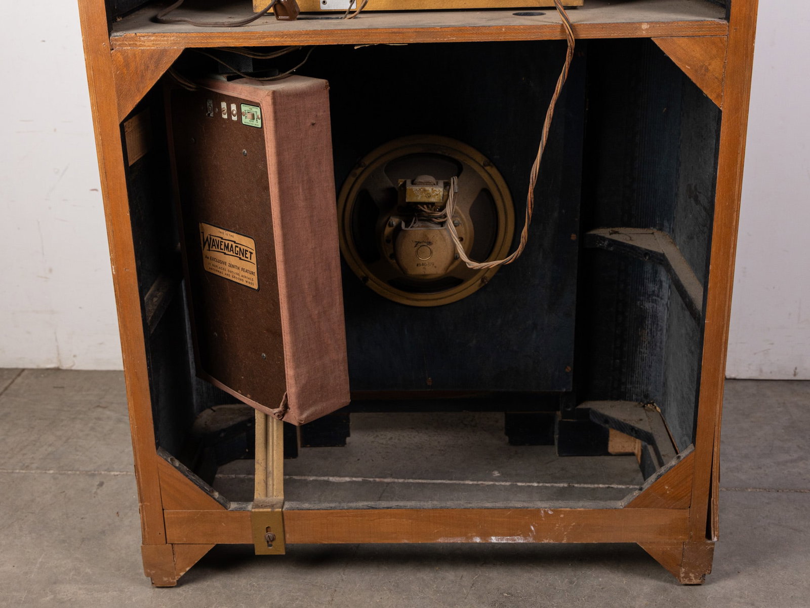 Zenith Long Distance Floor Console Tube Radio Model 10-S-464 - 6