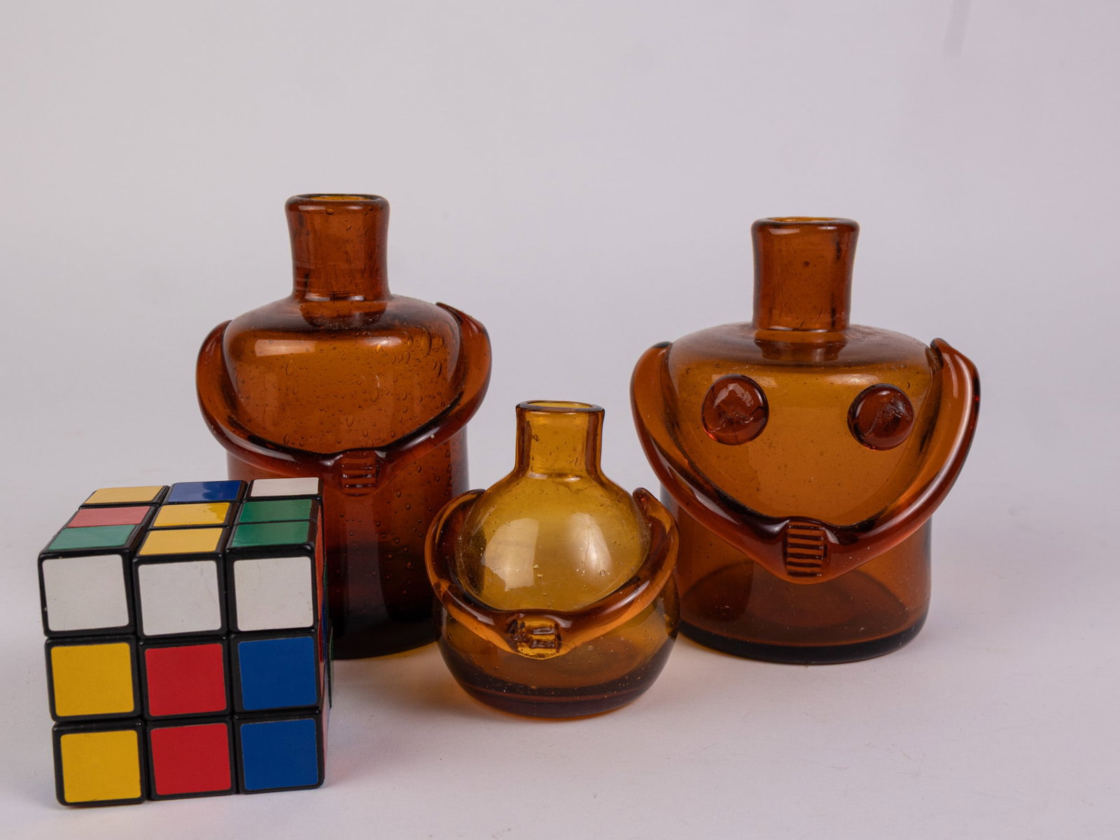 Eric Hoglund Signed Set of Three MCM Figural Amber Vessels - 2