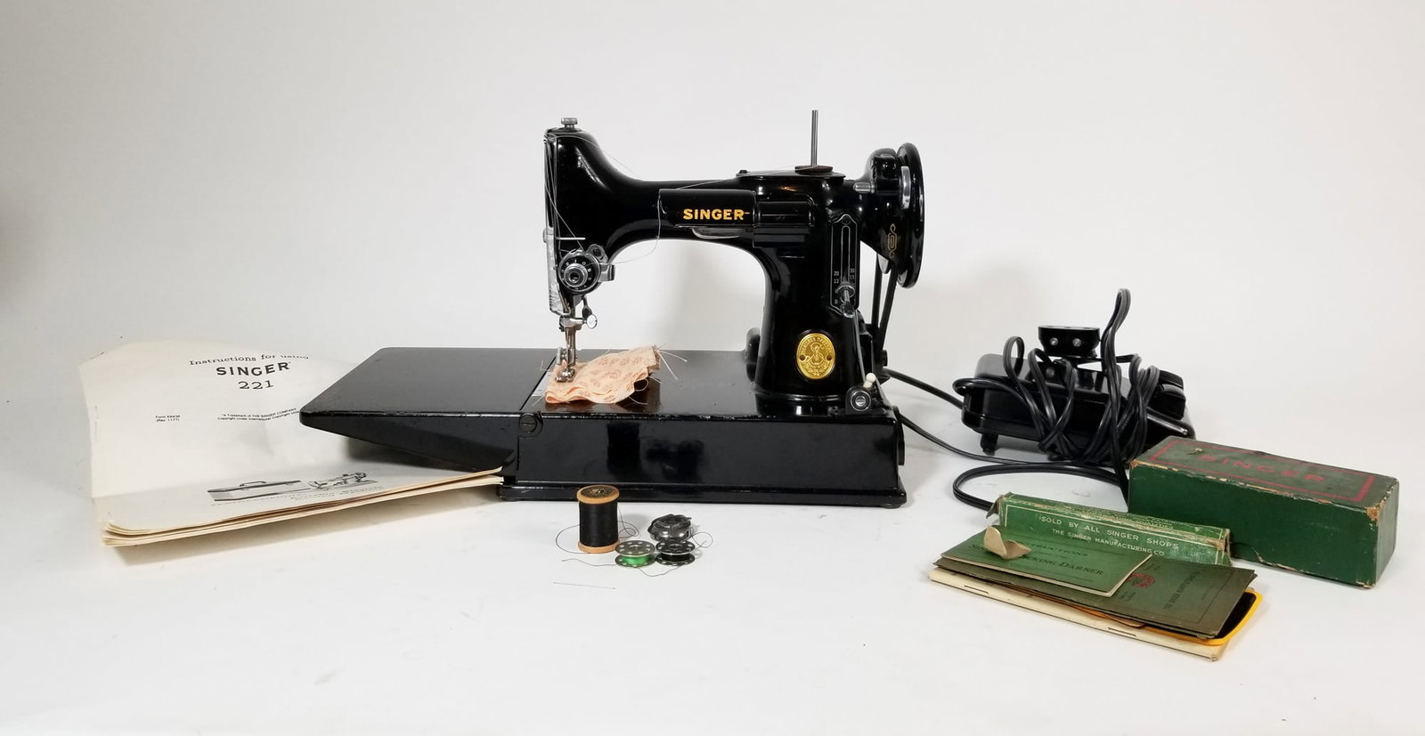Singer Featherweight Model 221 Sewing Machine (1 of 5)