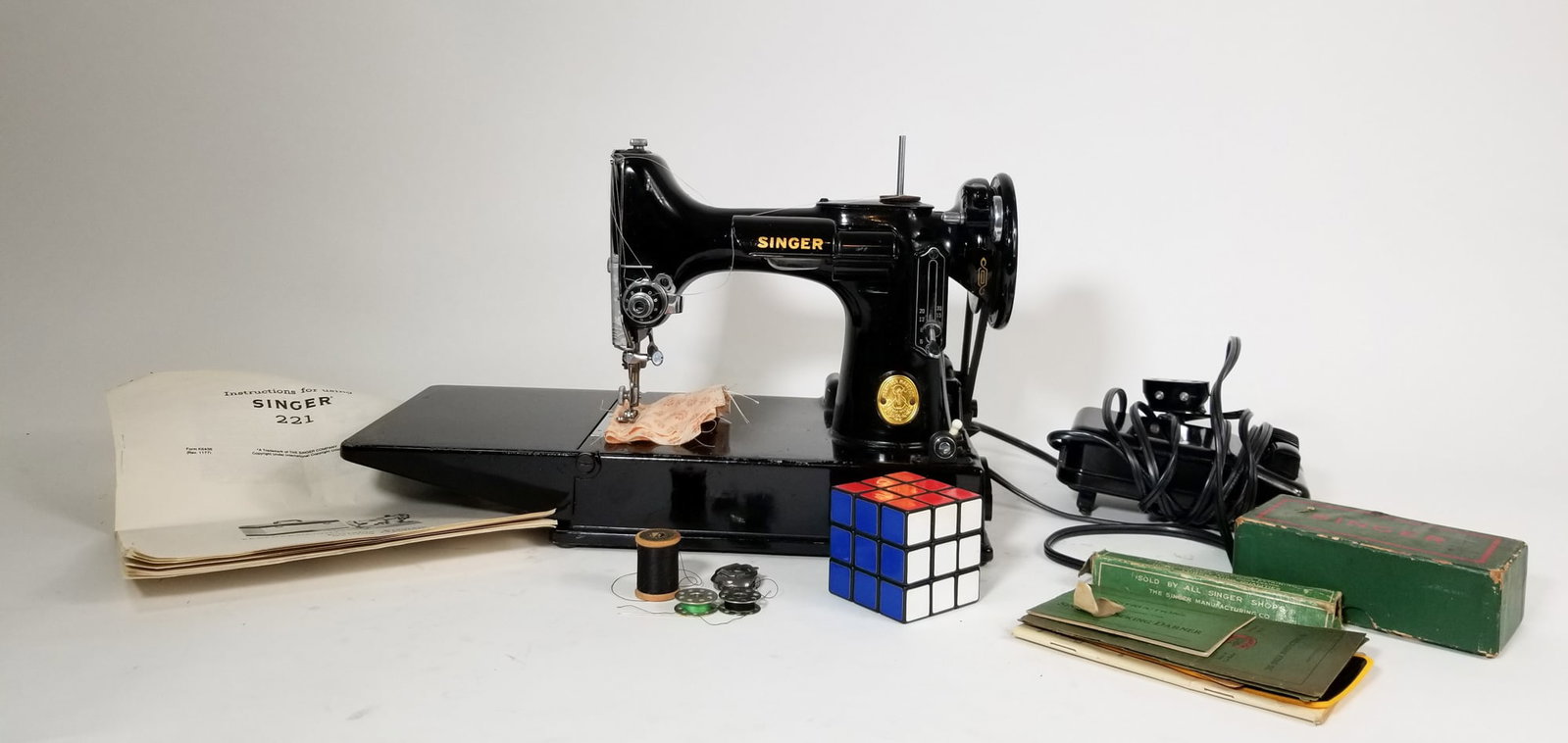 Singer Featherweight Model 221 Sewing Machine - 2