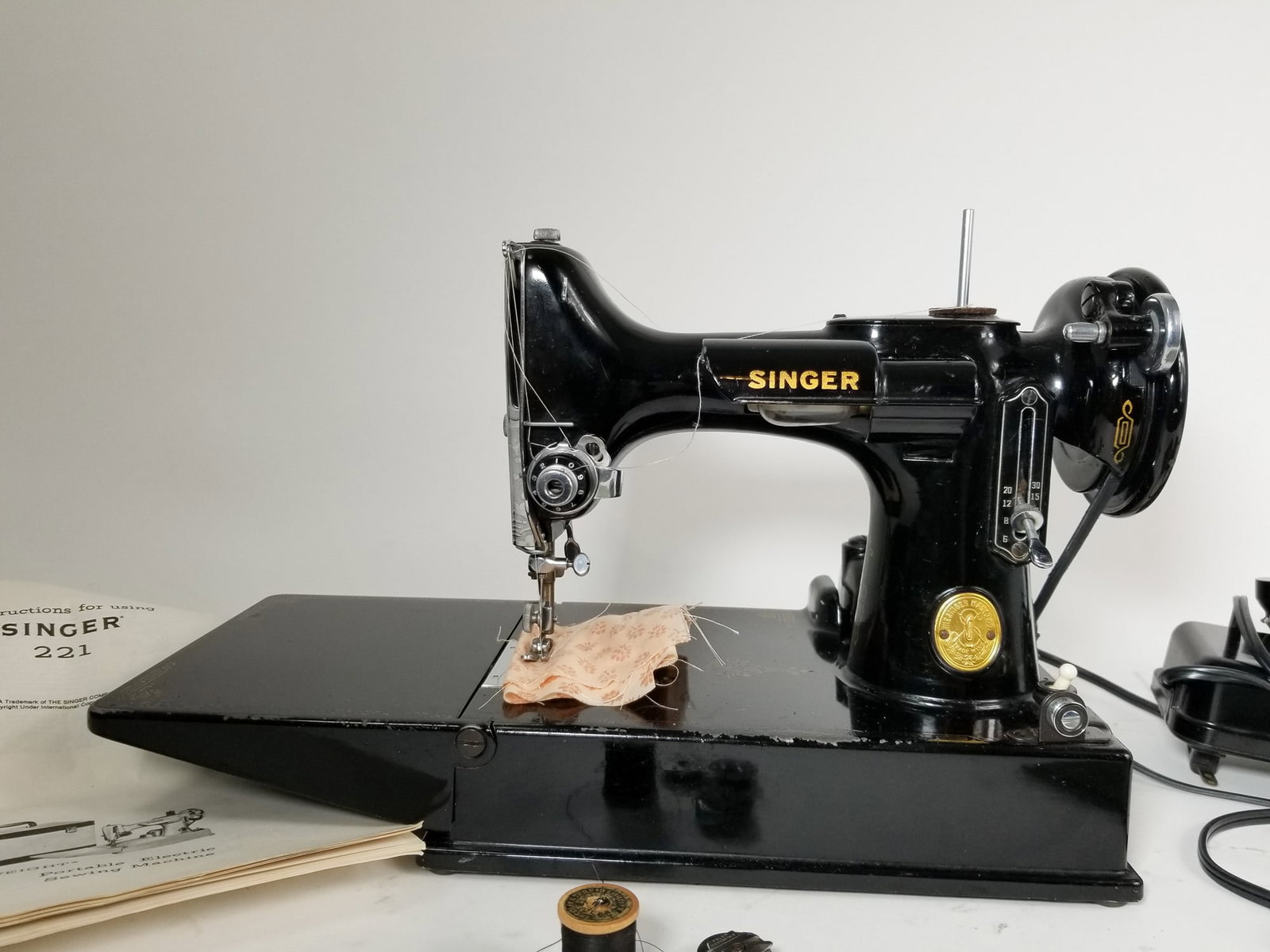 Singer Featherweight Model 221 Sewing Machine - 3