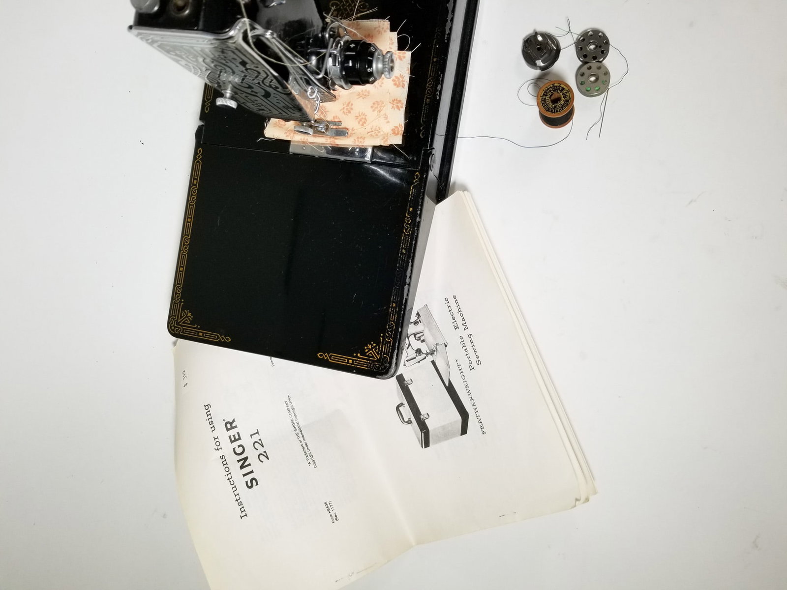 Singer Featherweight Model 221 Sewing Machine - 5