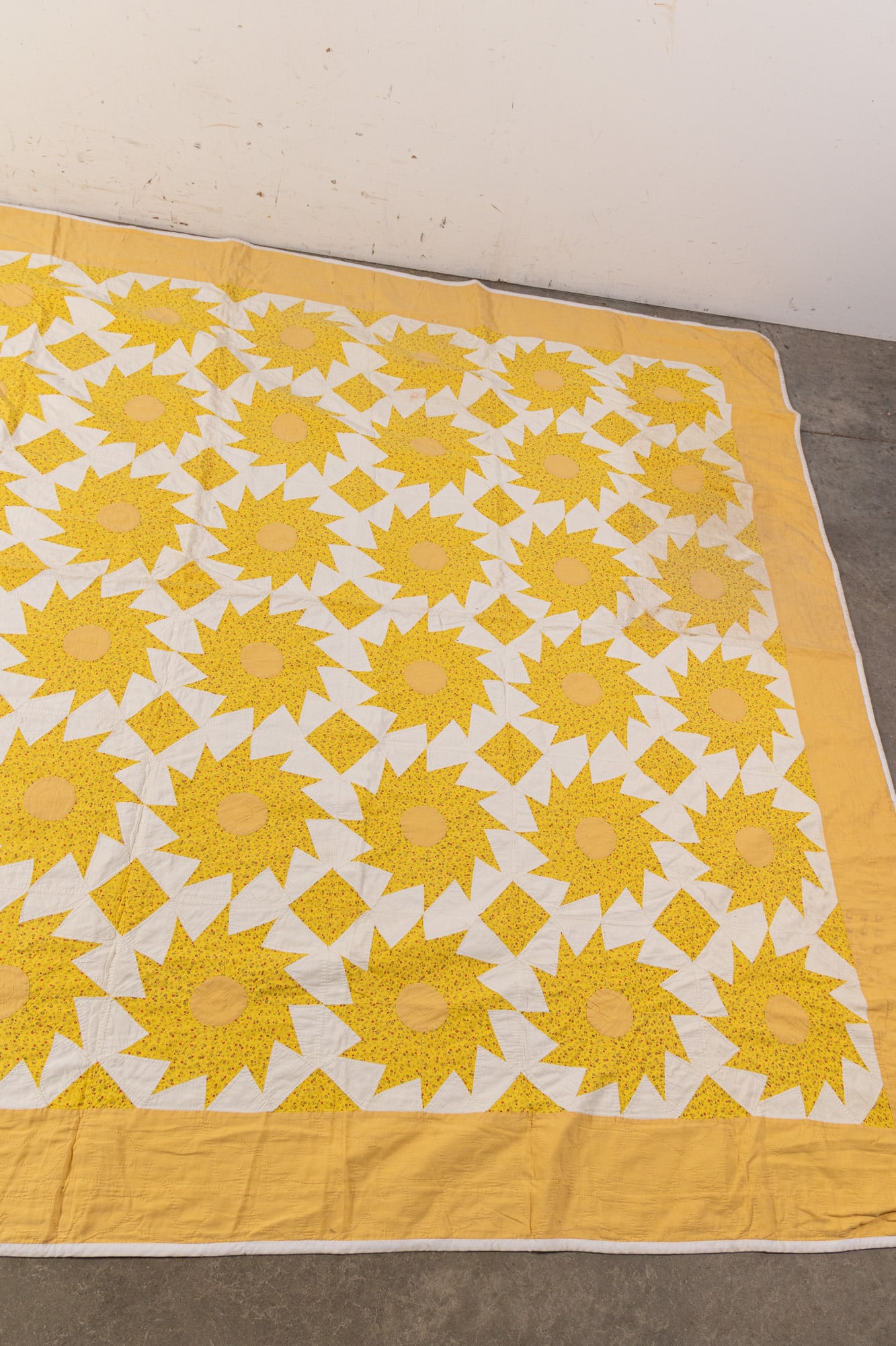 Vintage Yellow Star Motif Quilt - 4
