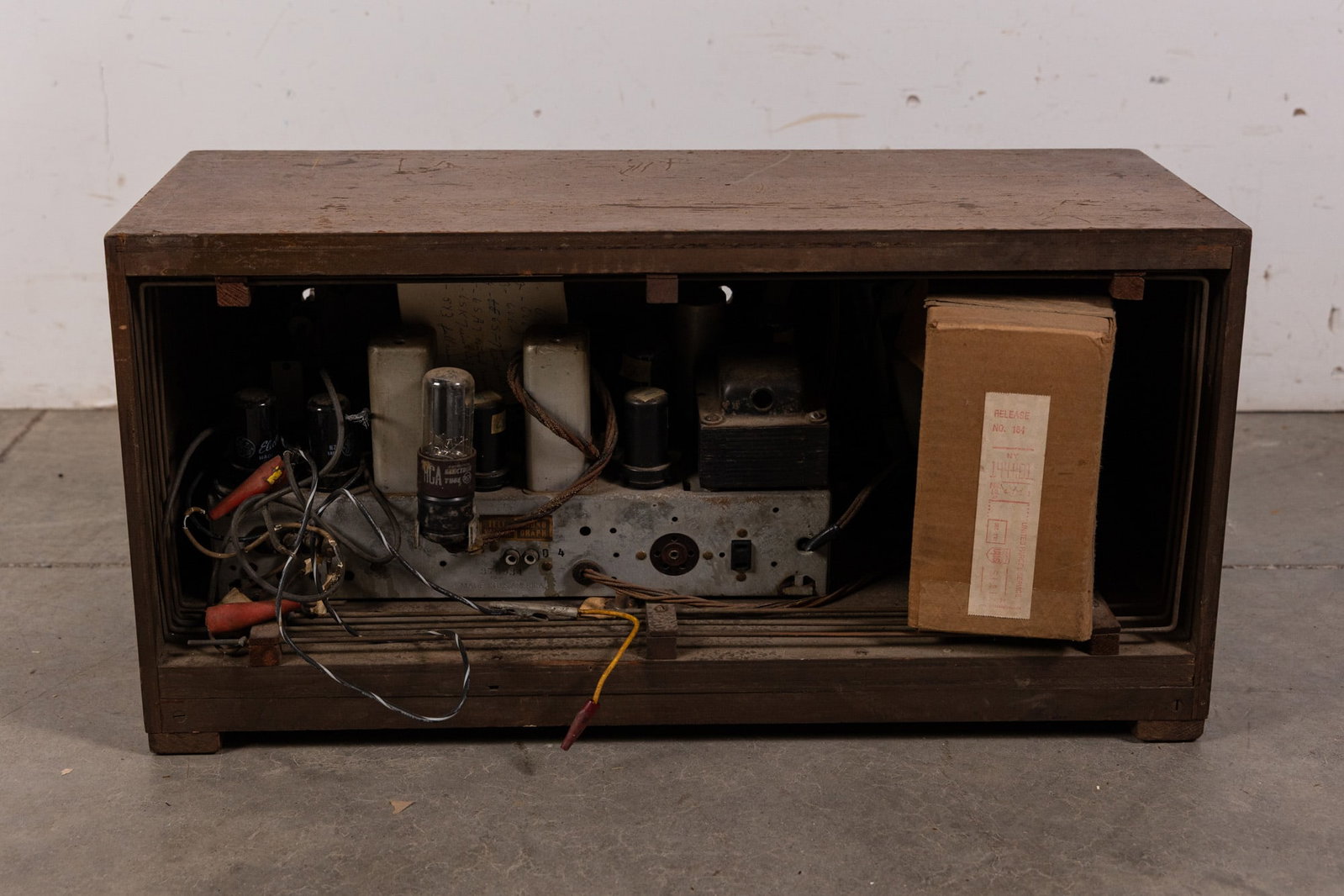 Vintage Wooden Stromberg-Carlson Model 920-H Vacuum Tube Tabletop Radio - 2