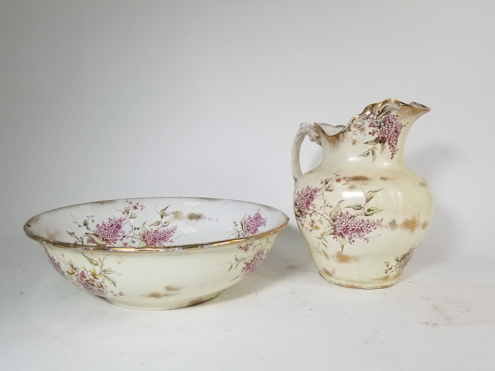 Maddocks Lamberton Works Royal Porcelain Wash Basin and Pitcher: Maddocks Lamberton Works Royal Porcelain Wash Basin and Pitcher Size 5" x 15" x 15" Literature Brooks Auction – Online Auction Terms & Conditions Contact: (856) 694-2960 | info@brooks.auction
