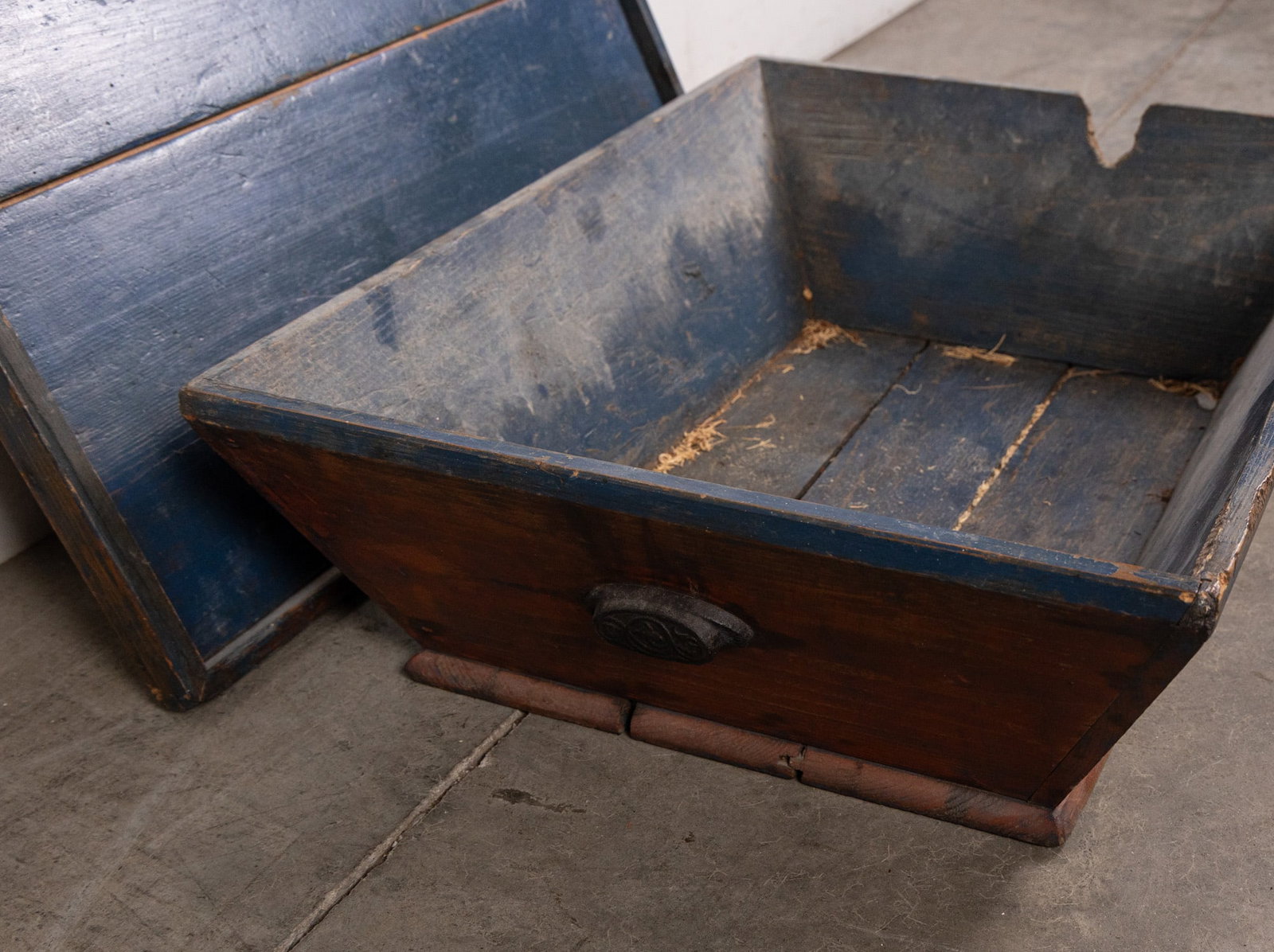 Antique Primitive Dough Box with Cast Iron Ornate Handles - 4