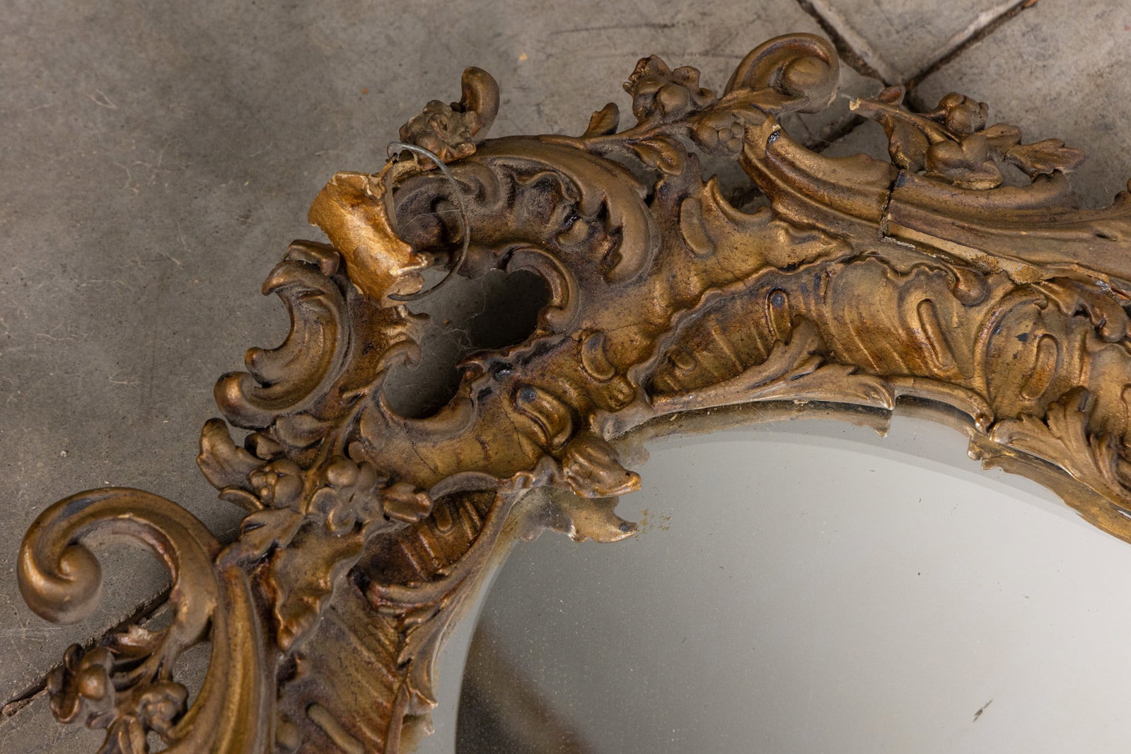 Antique Oval Gilded Foliate Wall Mirror - 3