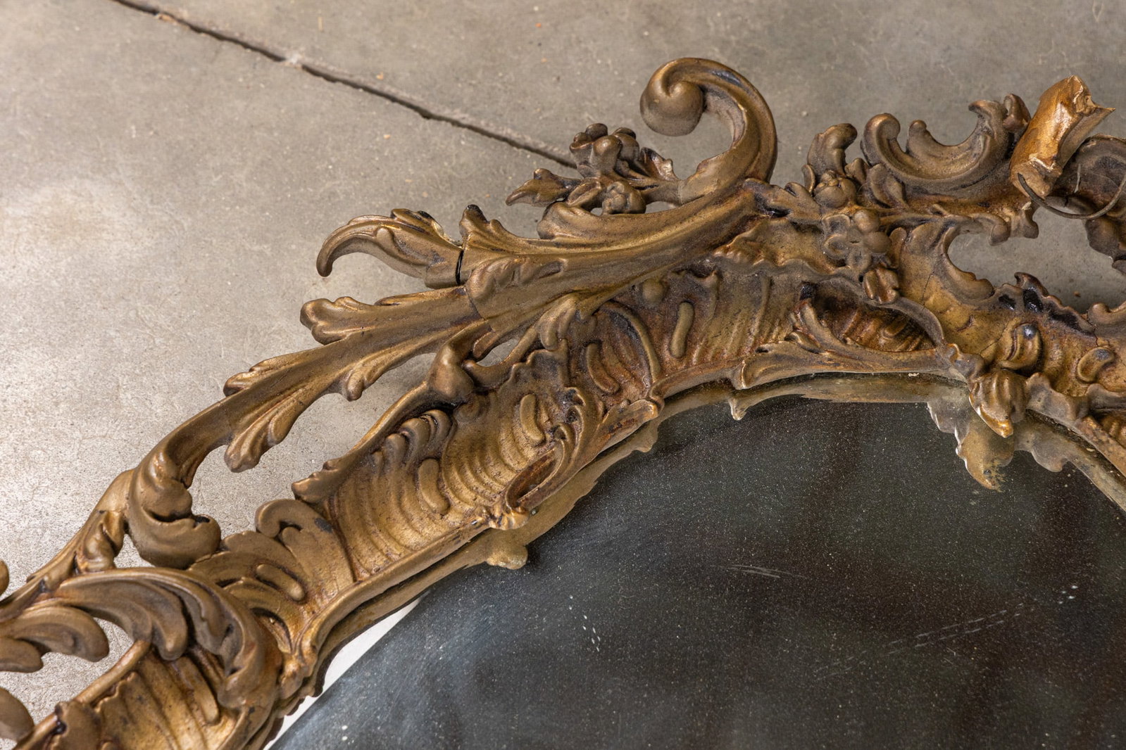 Antique Oval Gilded Foliate Wall Mirror - 7