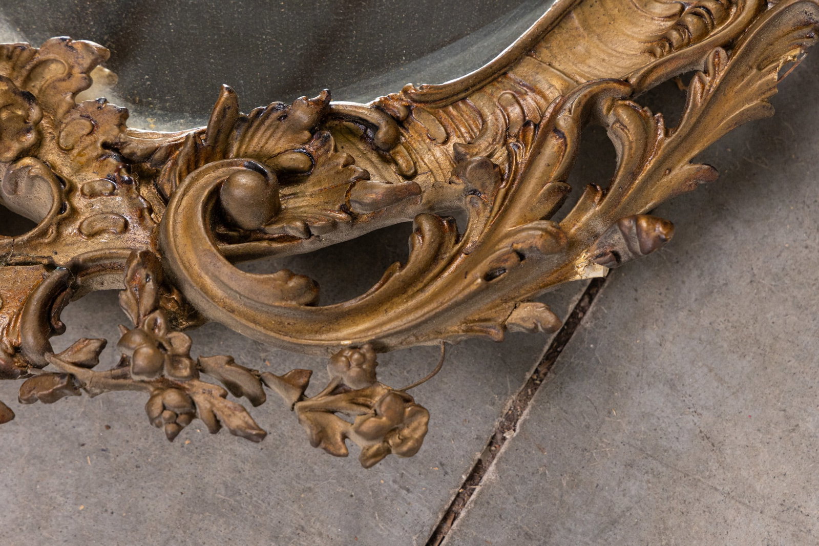 Antique Oval Gilded Foliate Wall Mirror - 8