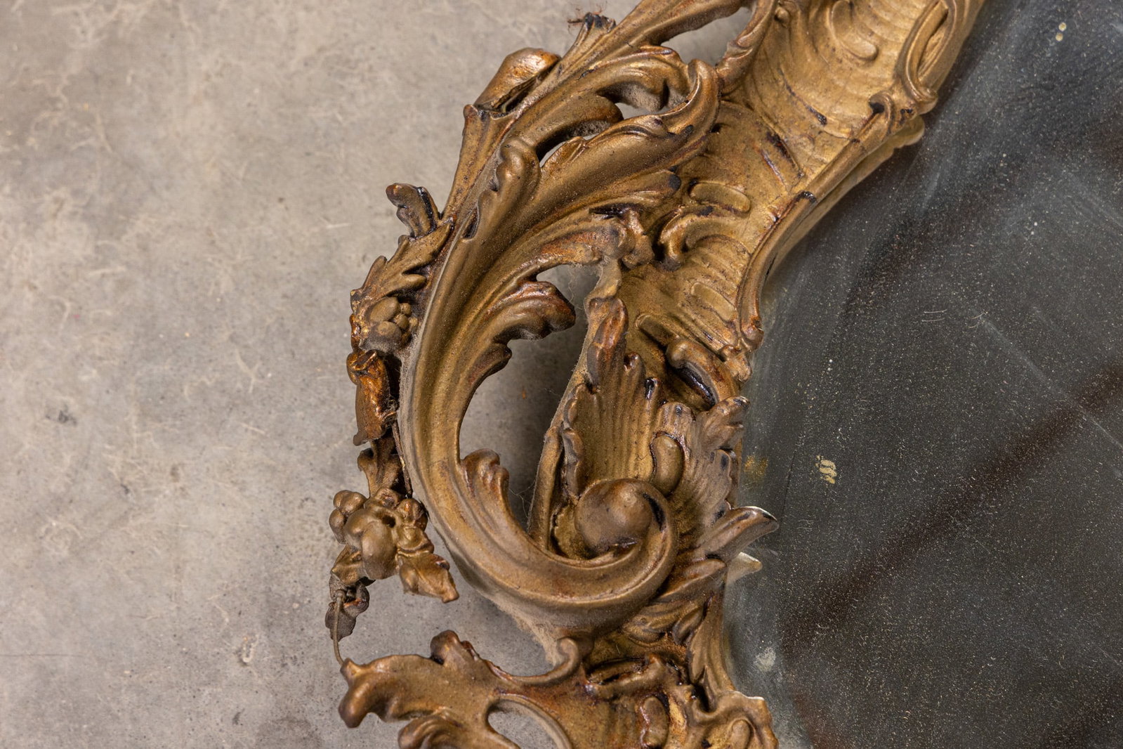 Antique Oval Gilded Foliate Wall Mirror - 9