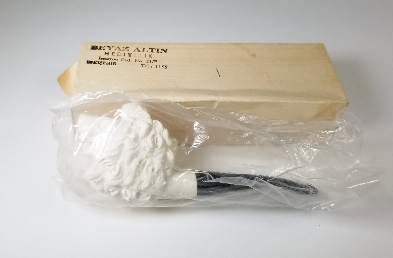 Vintage Lion Form Meerschaum Pipe in Original Box: Vintage Lion Form Meerschaum Pipe in Original Box Size 2" x 7" x 2" Literature Brooks Auction – Online Auction Terms & Conditions Contact: (856) 694-2960 | info@brooks.auction READ BEFORE YOU