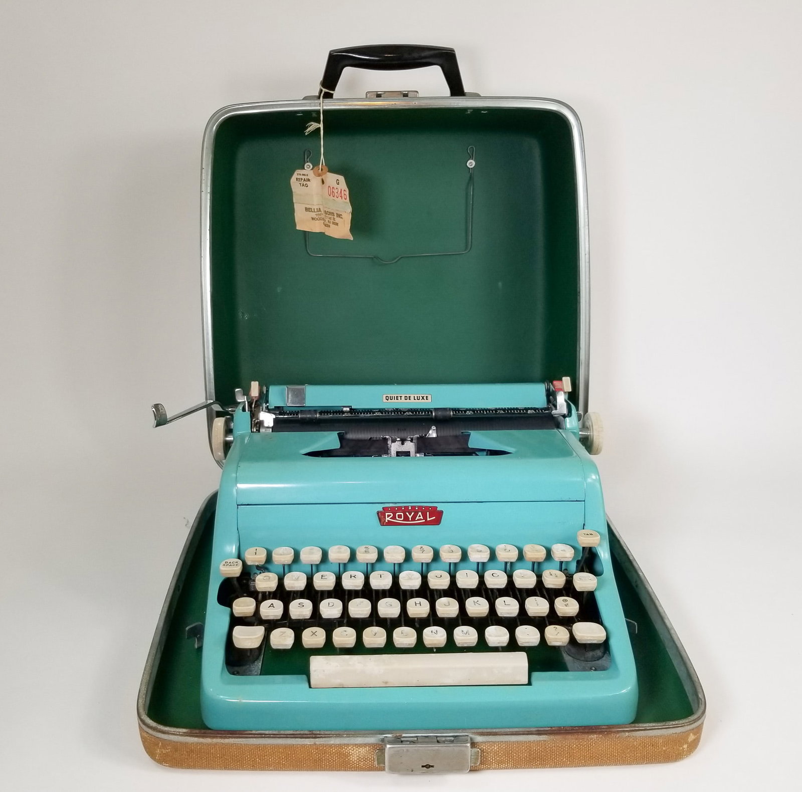 Vintage Royal Quiet Deluxe Typewriter: Vintage Royal Quiet Deluxe Typewriter Size 14" x 13" x 6" Literature Brooks Auction – Online Auction Terms & Conditions Contact: (856) 694-2960 | info@brooks.auction READ BEFORE YOU BID: We
