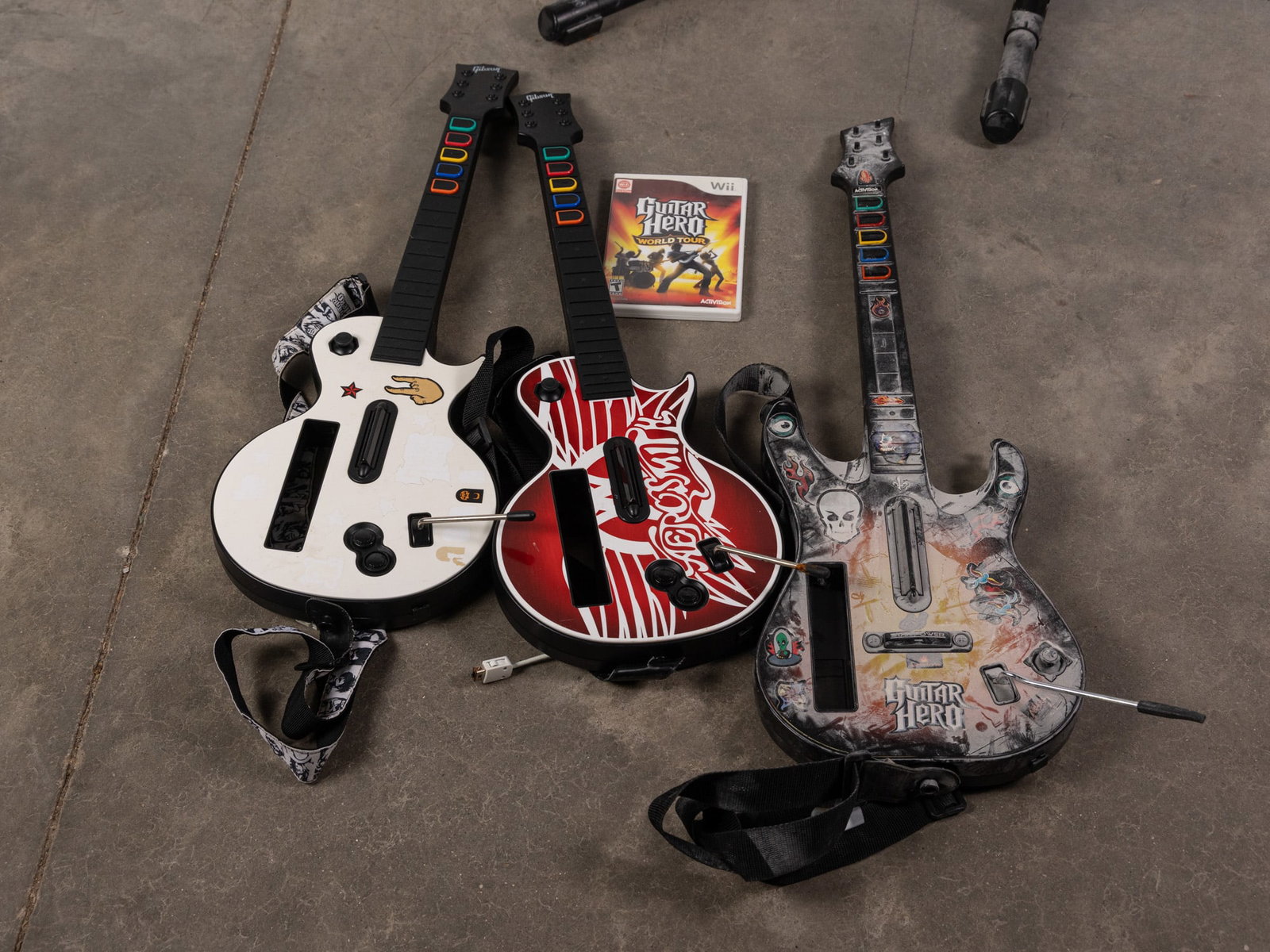 Guitar Hero Game & Guitars for Wii - 2