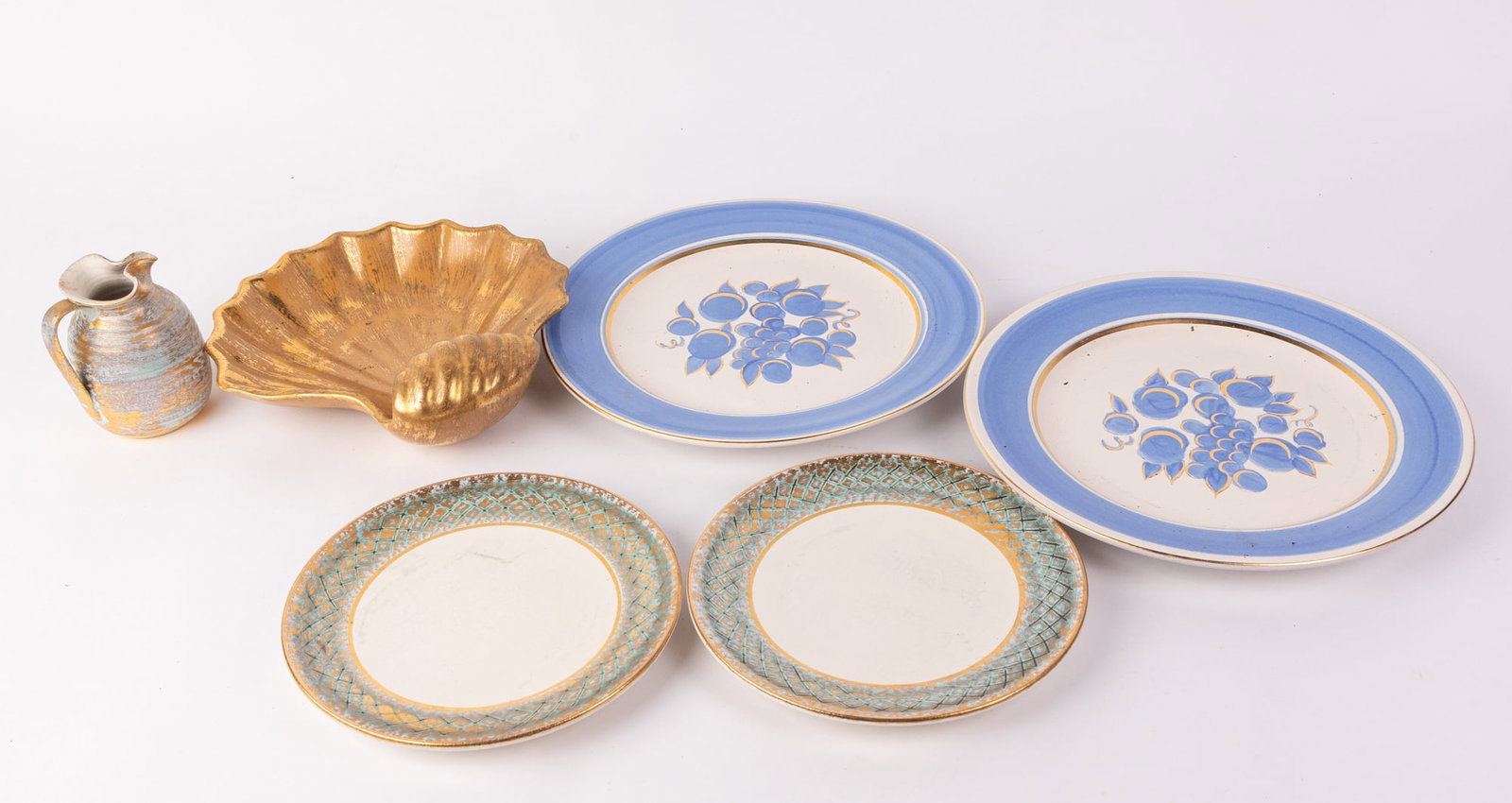 Assortment of Vintage Stangl Pottery Gold Decorated Ceramic Pieces: Assortment of Vintage Stangl Pottery Gold Decorated Ceramic Pieces Size 7" x 12" x 12" Literature Brooks Auction – Online Auction Terms & Conditions Contact: (856) 694-2960 |