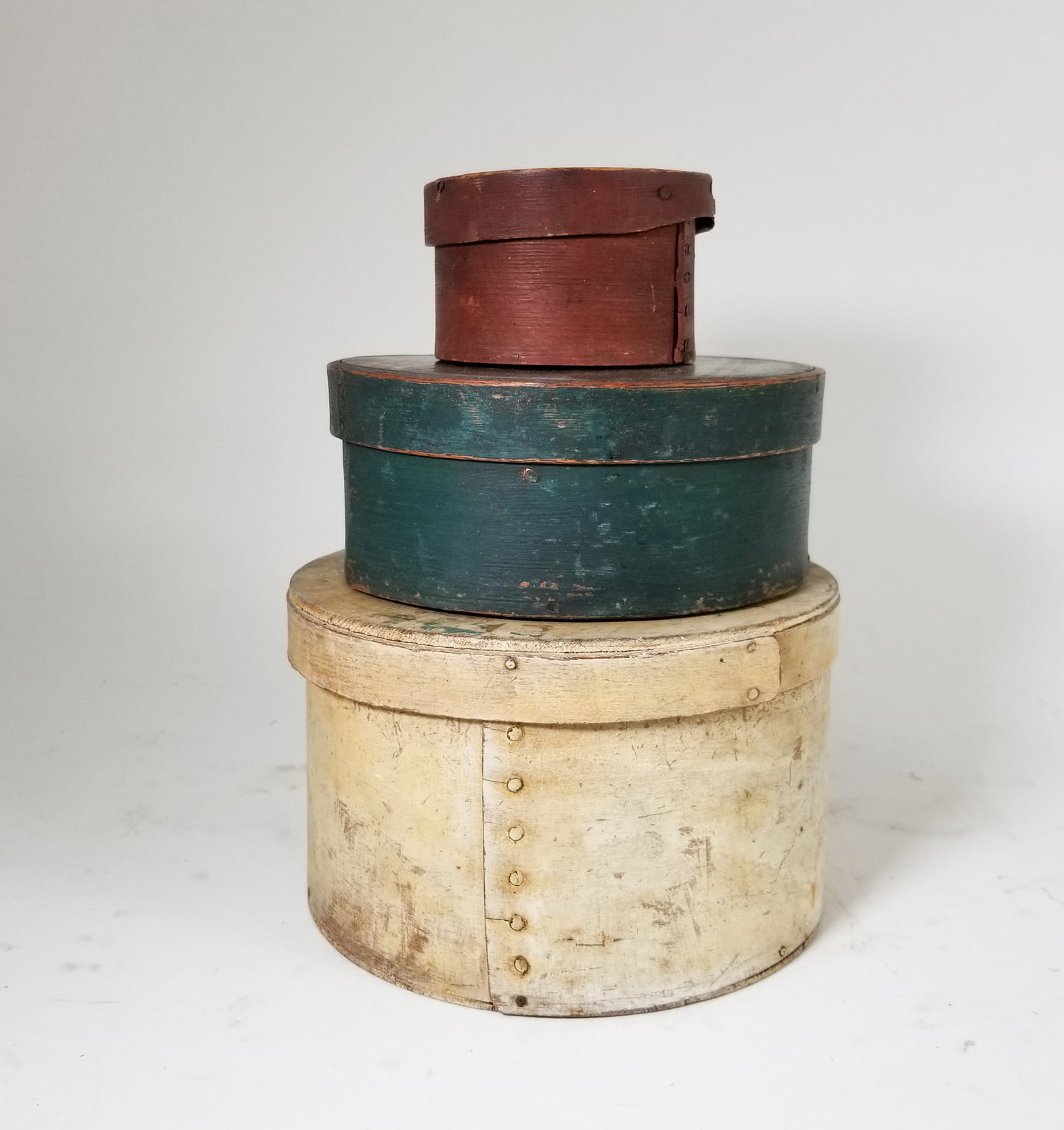 Lot of Assorted Antique Shaker Style Boxes: Lot of Assorted Antique Shaker Style Boxes Size 4" x 8" diameter Literature Brooks Auction – Online Auction Terms & Conditions Contact: (856) 694-2960 | info@brooks.auction READ BEFORE YOU B