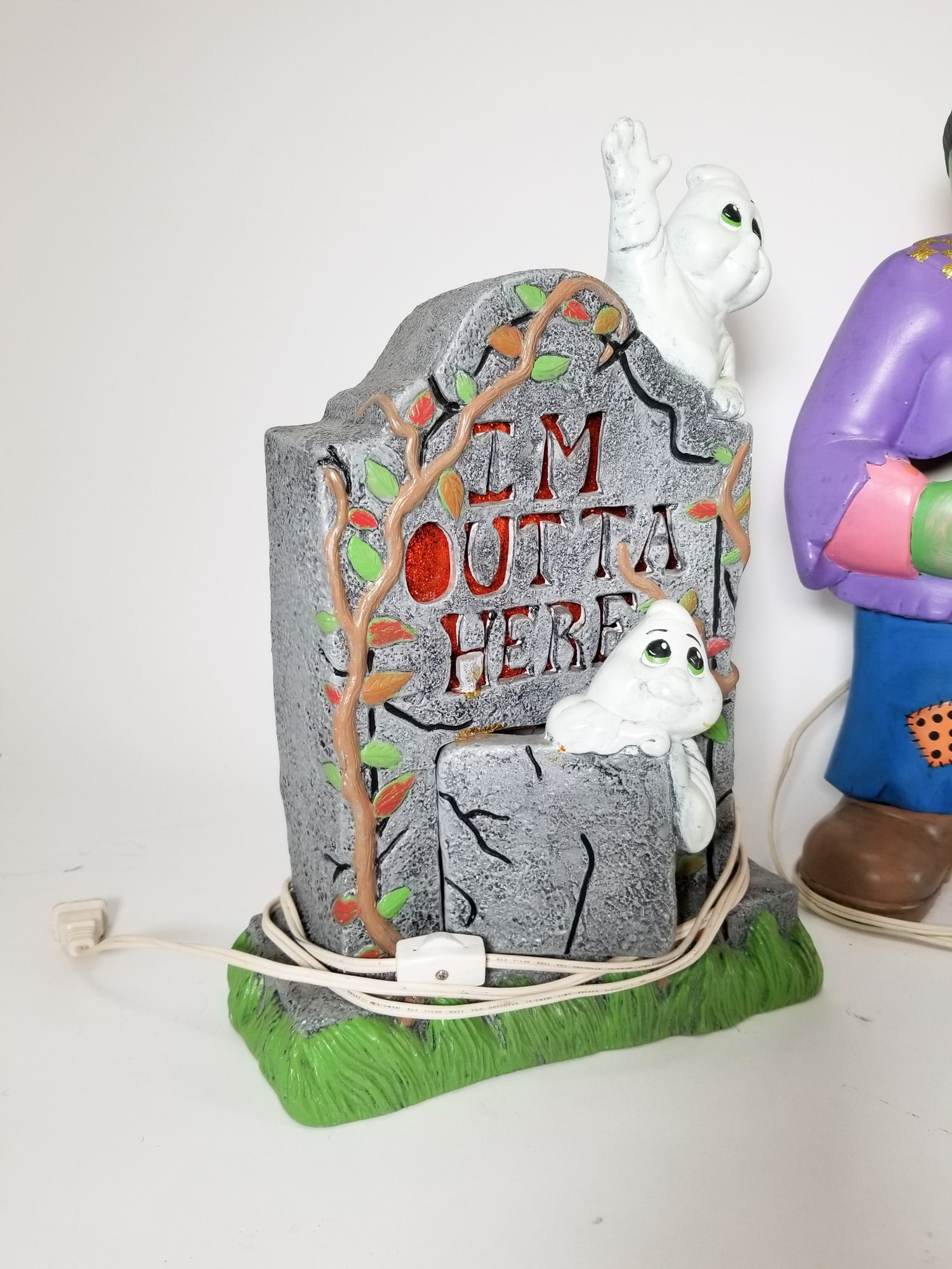Four Pieces of Light-Up Ceramic Halloween Decor - 6