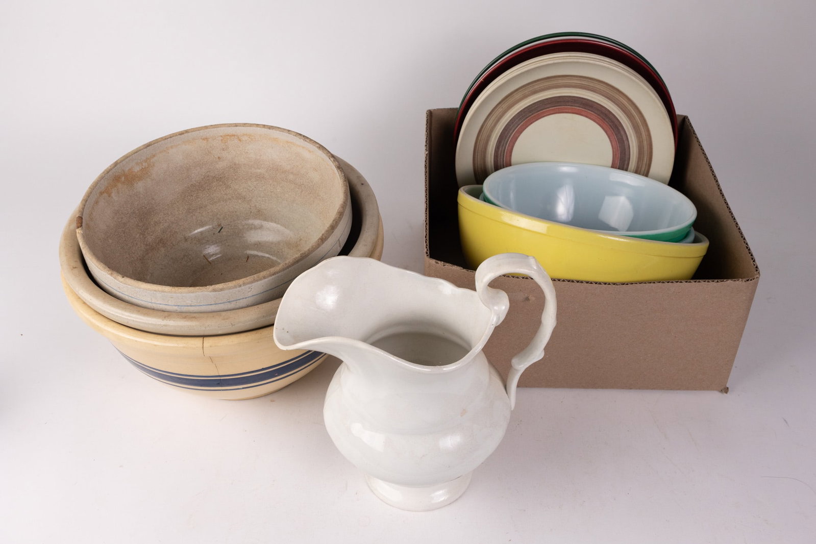 Assortment of Kitchenware ft. Pyrex: Assortment of Kitchenware ft. Pyrex Size 7" x 12" x 12" Literature Brooks Auction – Online Auction Terms & Conditions Contact: (856) 694-2960 | info@brooks.auction READ BEFORE YOU BID: We want