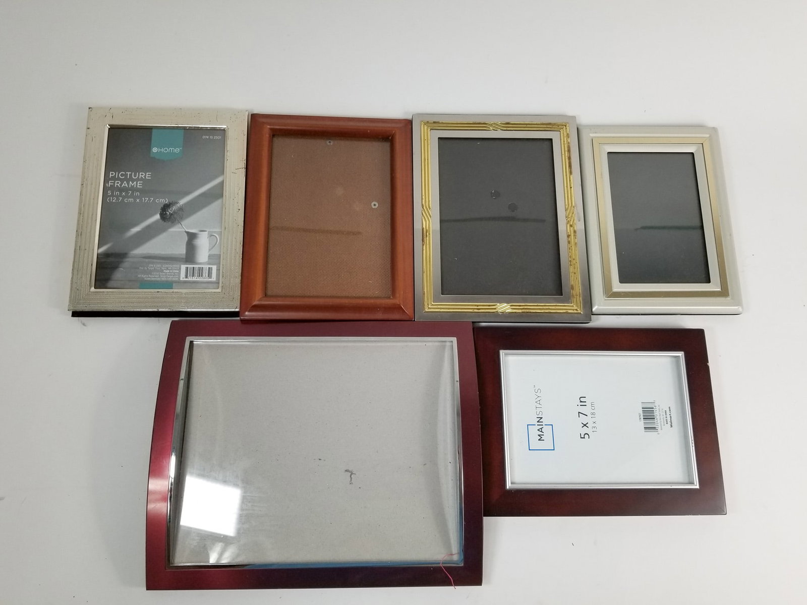 Assortment of Picture Frames: Assortment of Picture Frames Size 7" x 12" x 12" Literature Brooks Auction – Online Auction Terms & Conditions Contact: (856) 694-2960 | info@brooks.auction READ BEFORE YOU BID: We want you to