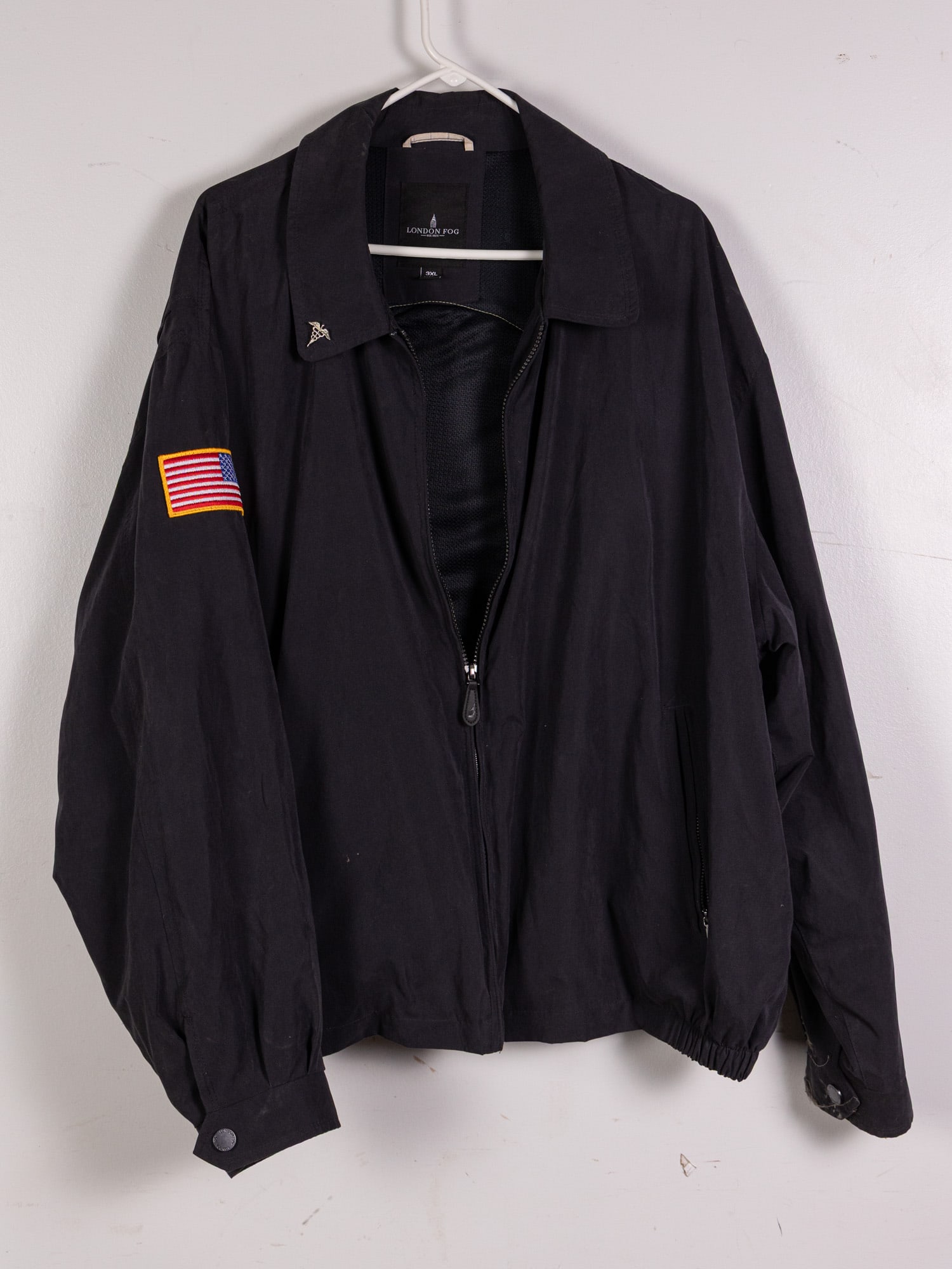 London Fog Navy Blue Military Windbreaker Jacket: London Fog Navy Blue Military Windbreaker Jacket Size 3XL Literature Brooks Auction – Online Auction Terms & Conditions Contact: (856) 694-2960 | info@brooks.auction READ BEFORE YOU BID: We