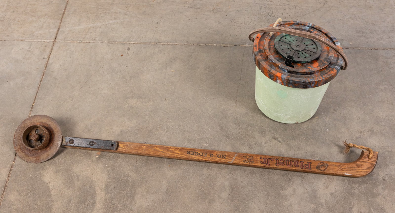 Vintage Lawn Edger & Aerated Bait Bin (1 of 6)