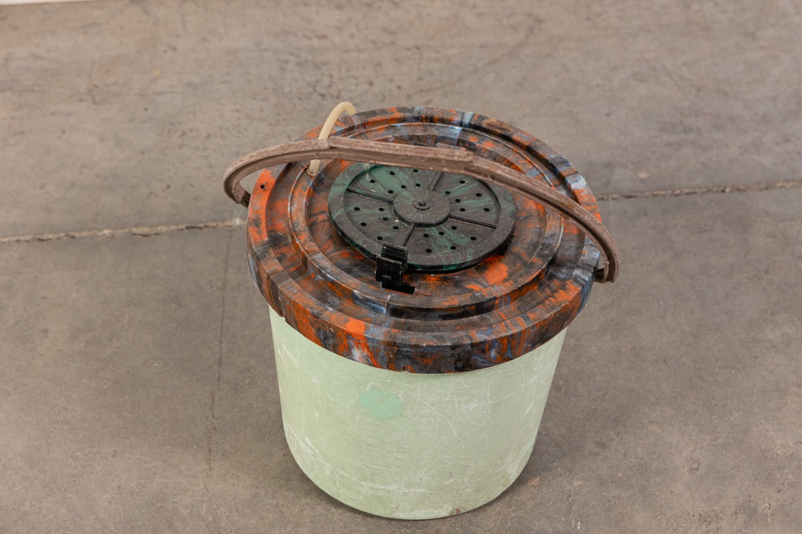 Vintage Lawn Edger & Aerated Bait Bin - 4