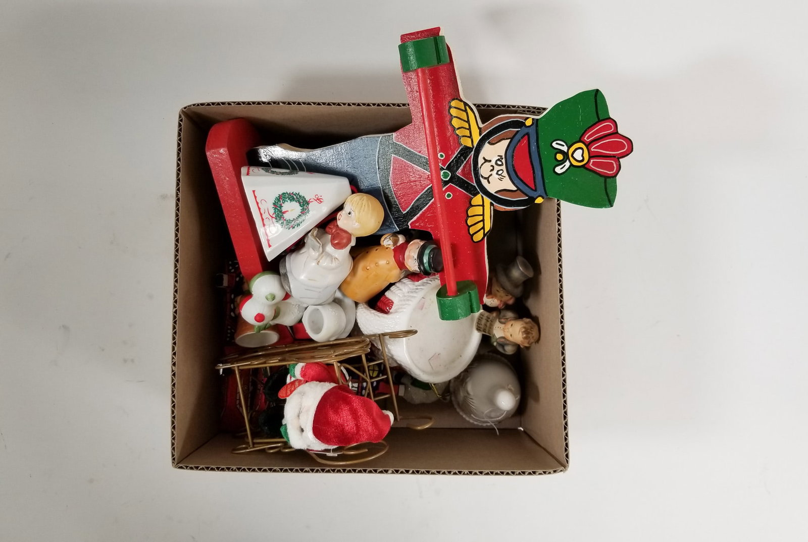 Assortment of Small Christmas Decor: Assortment of Small Christmas Decor Size 7' x 12" x 12" Literature Brooks Auction – Online Auction Terms & Conditions Contact: (856) 694-2960 | info@brooks.auction READ BEFORE YOU BID: We want