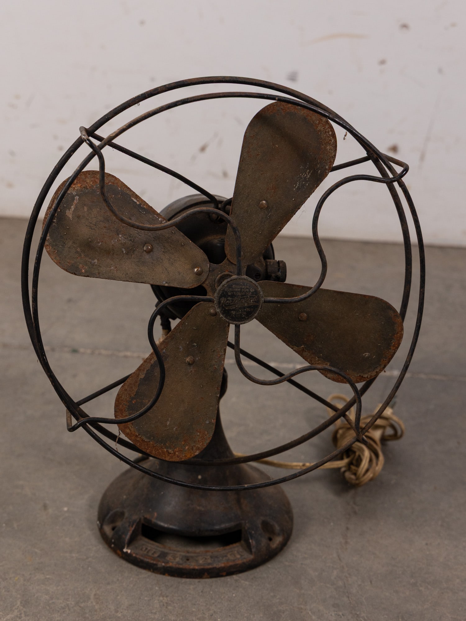 Vintage Emerson Electric Northwind Oscillating Desk Fan Model 490-H: Vintage Emerson Electric Northwind Oscillating Desk Fan Model 490-H Size 13" H Literature Brooks Auction – Online Auction Terms & Conditions Contact: (856) 694-2960 | info@brooks.auction REA