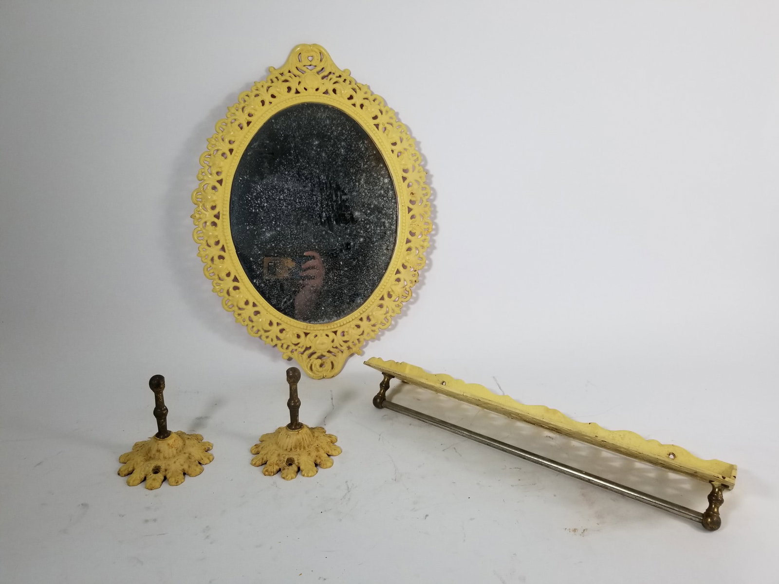 Three Bathroom Decor Pieces: Three (3) Bathroom Decor Pieces Size 7" x 12" x 12" Literature Brooks Auction – Online Auction Terms & Conditions Contact: (856) 694-2960 | info@brooks.auction READ BEFORE YOU BID: We want you