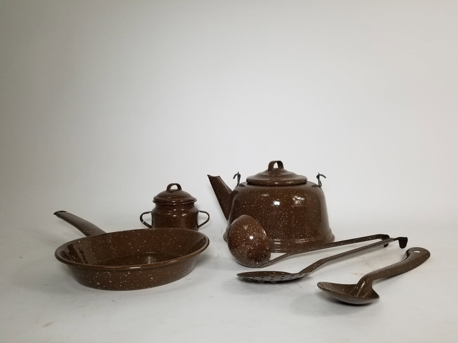 Vintage Brown Speckled Enamelware Set: Vintage Brown Speckled Enamelware Set Size 7" x 12' x 12" Literature Brooks Auction – Online Auction Terms & Conditions Contact: (856) 694-2960 | info@brooks.auction READ BEFORE YOU BID: We