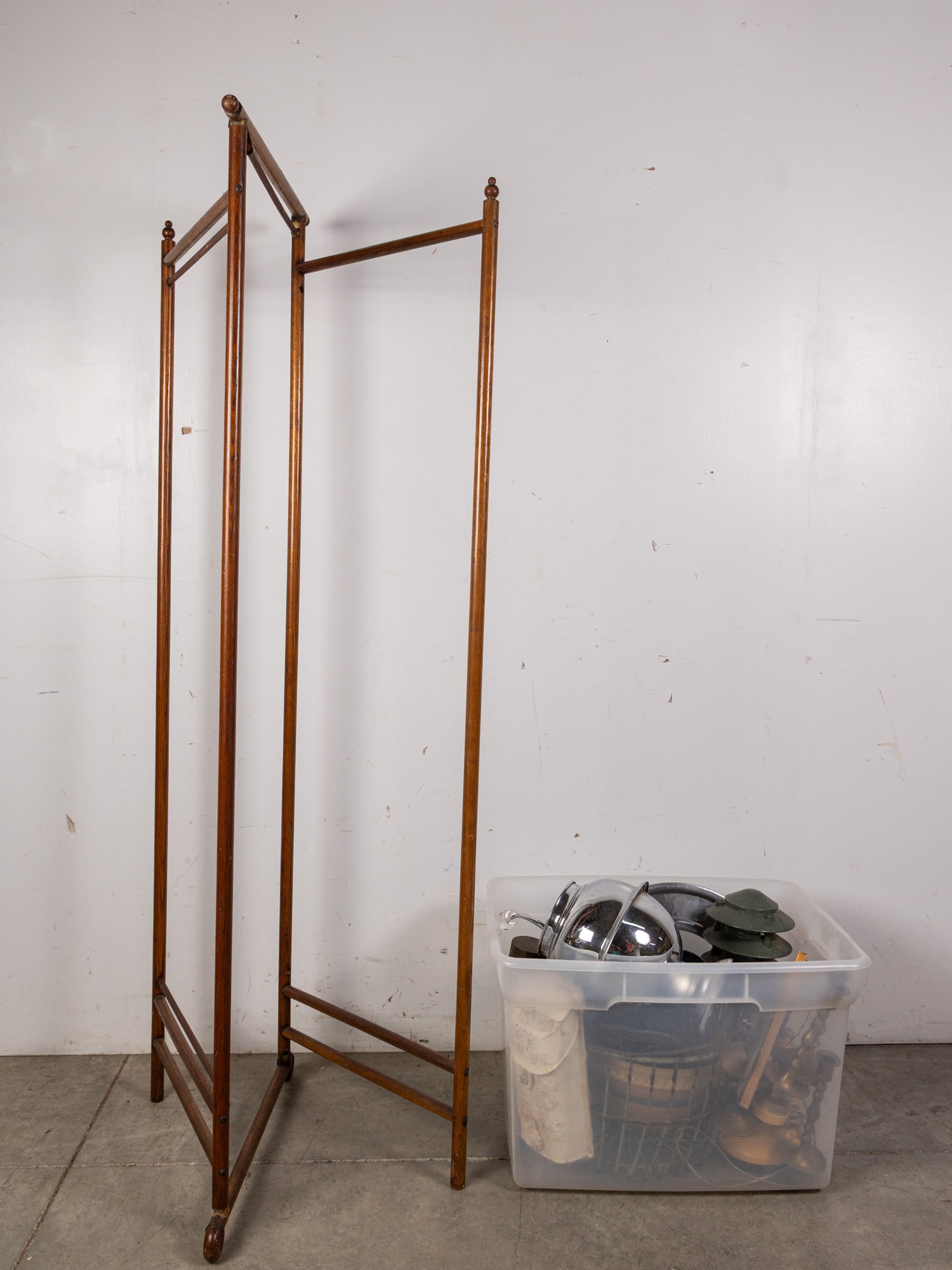 Miscellaneous Decor Lot: Miscellaneous Decor Lot Size 15" x 22" x 17" Literature Brooks Auction – Online Auction Terms & Conditions Contact: (856) 694-2960 | info@brooks.auction READ BEFORE YOU BID: We want you to feel
