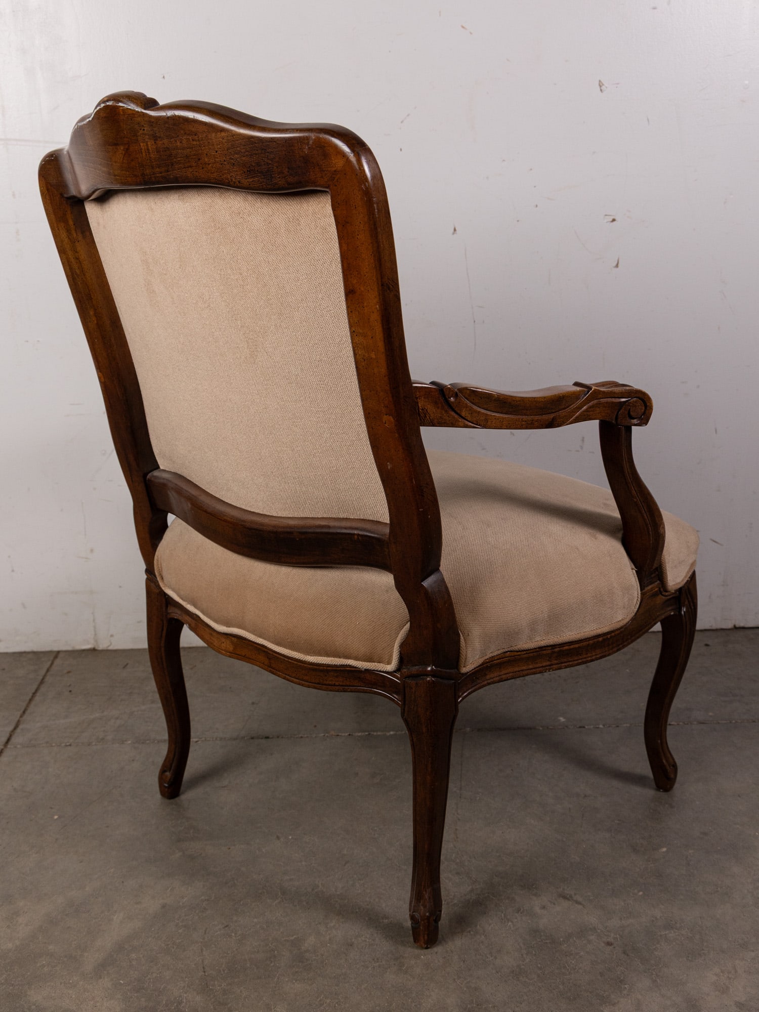French Regency-Style Armchair with Cream Upholstery and Cabriole Legs - 2