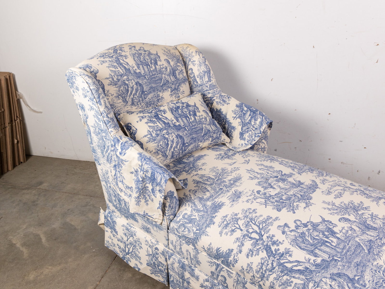 Vintage Blue and White Patterened Chaise Lounge Arm Chair - 3