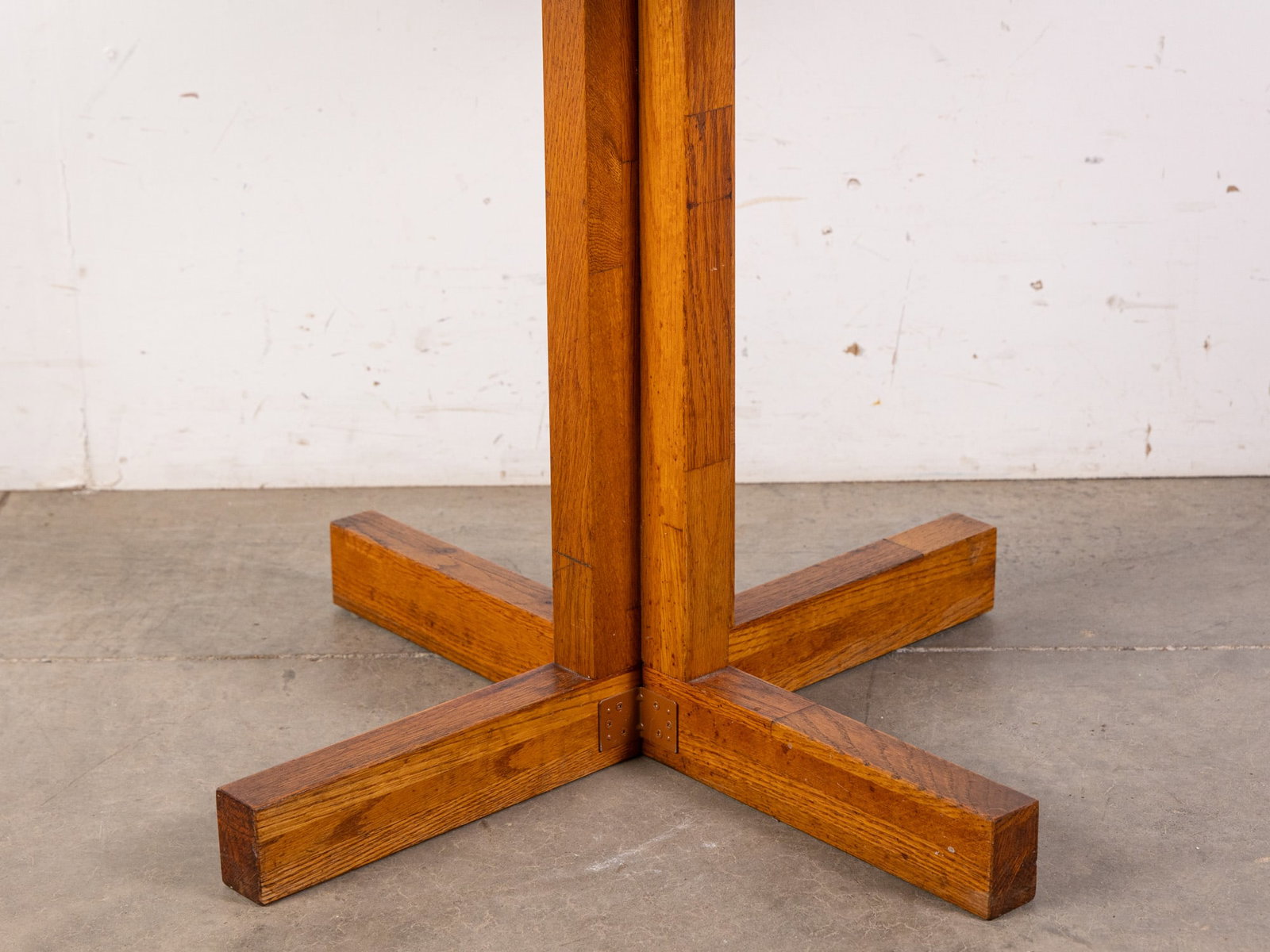 Vintage Modern Circular Dinette Table - 2