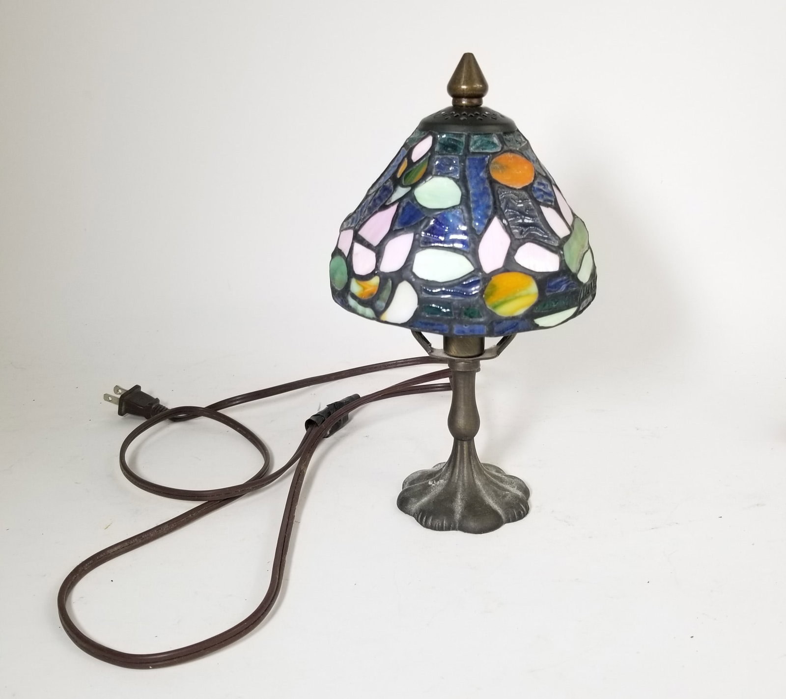Vintage Tiffany-Style Mosaic Table Lamp: Vintage Tiffany-Style Mosaic Table Lamp Size 11" H Literature Brooks Auction – Online Auction Terms & Conditions Contact: (856) 694-2960 | info@brooks.auction READ BEFORE YOU BID: We want you