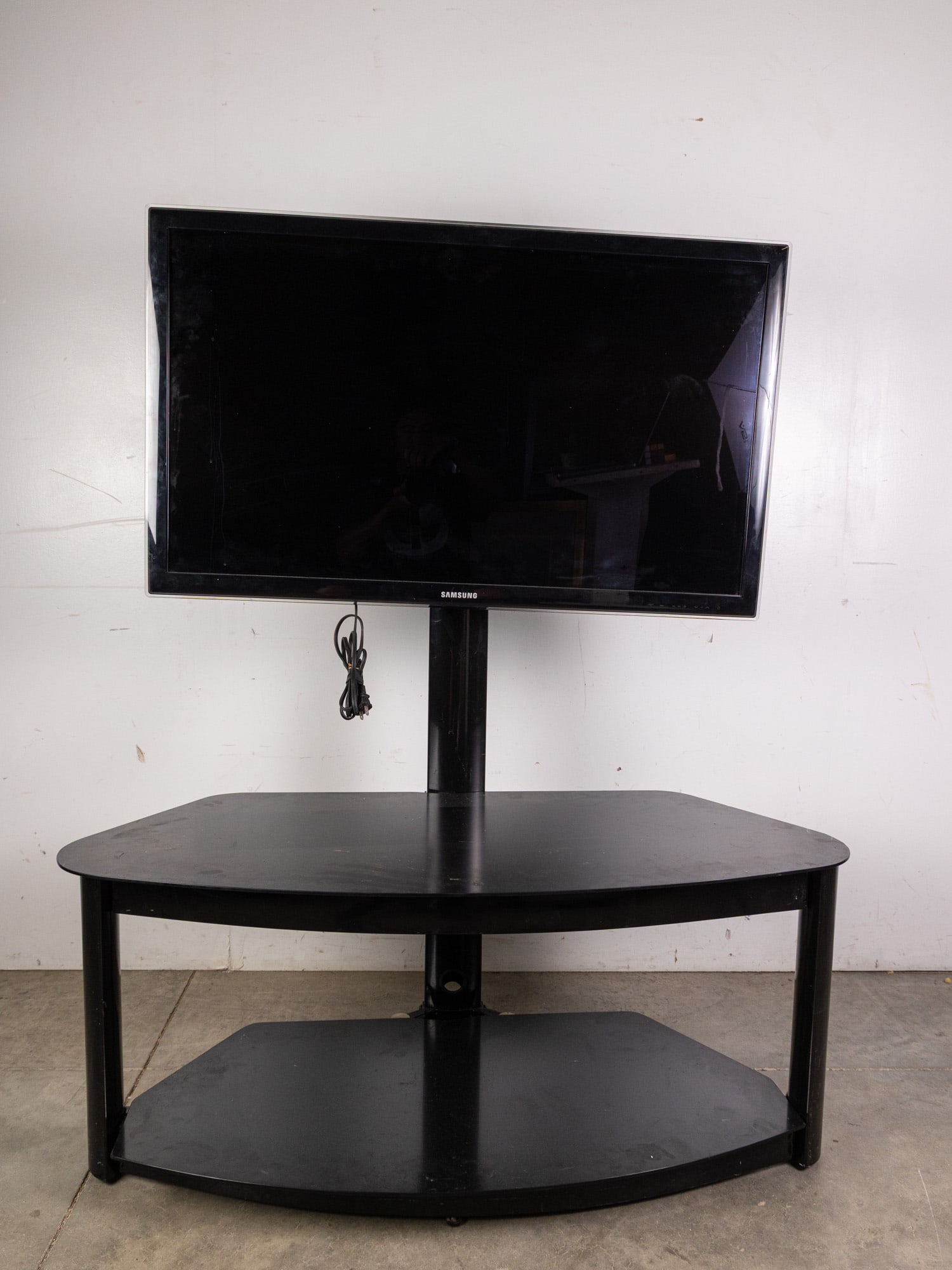Samsung Flat Screen TV on Contemporary Entertainment Console Stand: Samsung Flat Screen TV on Contemporary Entertainment Console Stand Literature Brooks Auction – Online Auction Terms & Conditions Contact: (856) 694-2960 | info@brooks.auction READ BEFORE YOU BID