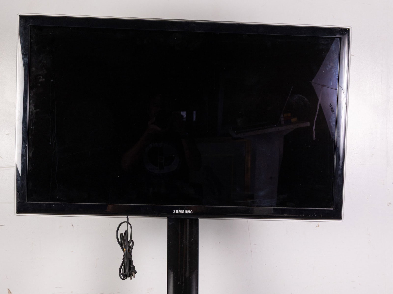 Samsung Flat Screen TV on Contemporary Entertainment Console Stand - 2