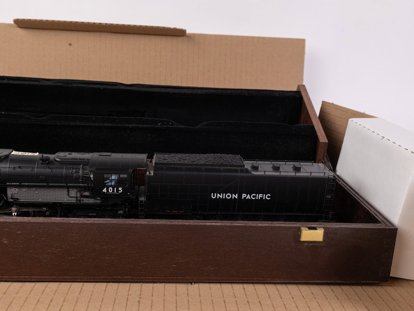 Trix Union Pacific Big Boy #4015 HO Scale Locomotive & Tender, Model #22599 - 7