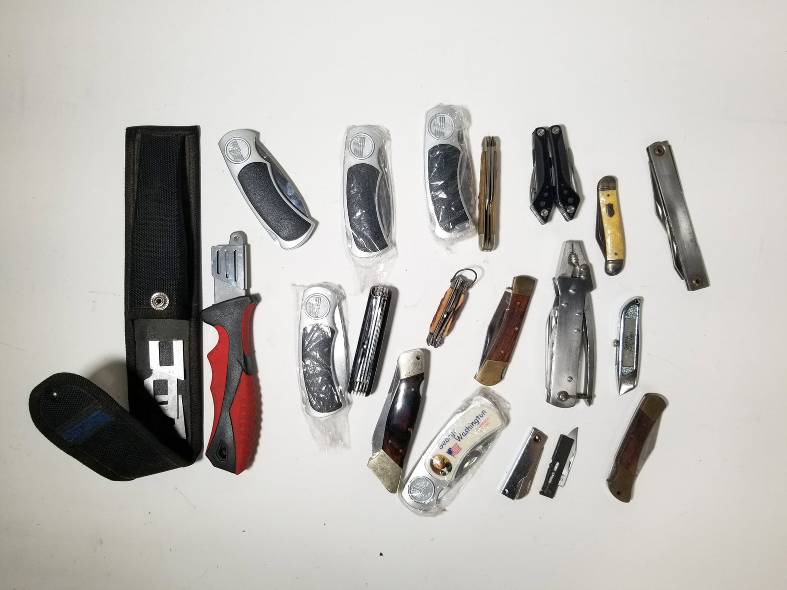 Lot of Assorted Vintage Utility Knives: Lot of Assorted Vintage Utility Knives Size 7" x 12" x 12" Literature Brooks Auction – Online Auction Terms & Conditions Contact: (856) 694-2960 | info@brooks.auction READ BEFORE YOU BID: We