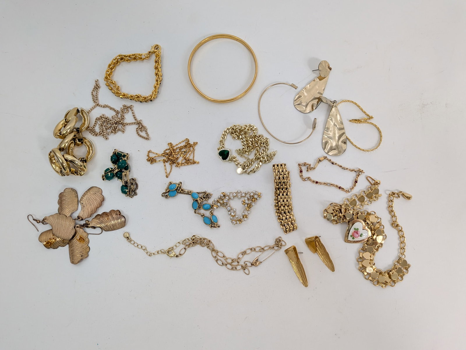 Assortment of Gold-Tone Jewelry: Assortment of Gold-Tone Jewelry Literature Brooks Auction – Online Auction Terms & Conditions Contact: (856) 694-2960 | info@brooks.auction READ BEFORE YOU BID: We want you to feel confident whe