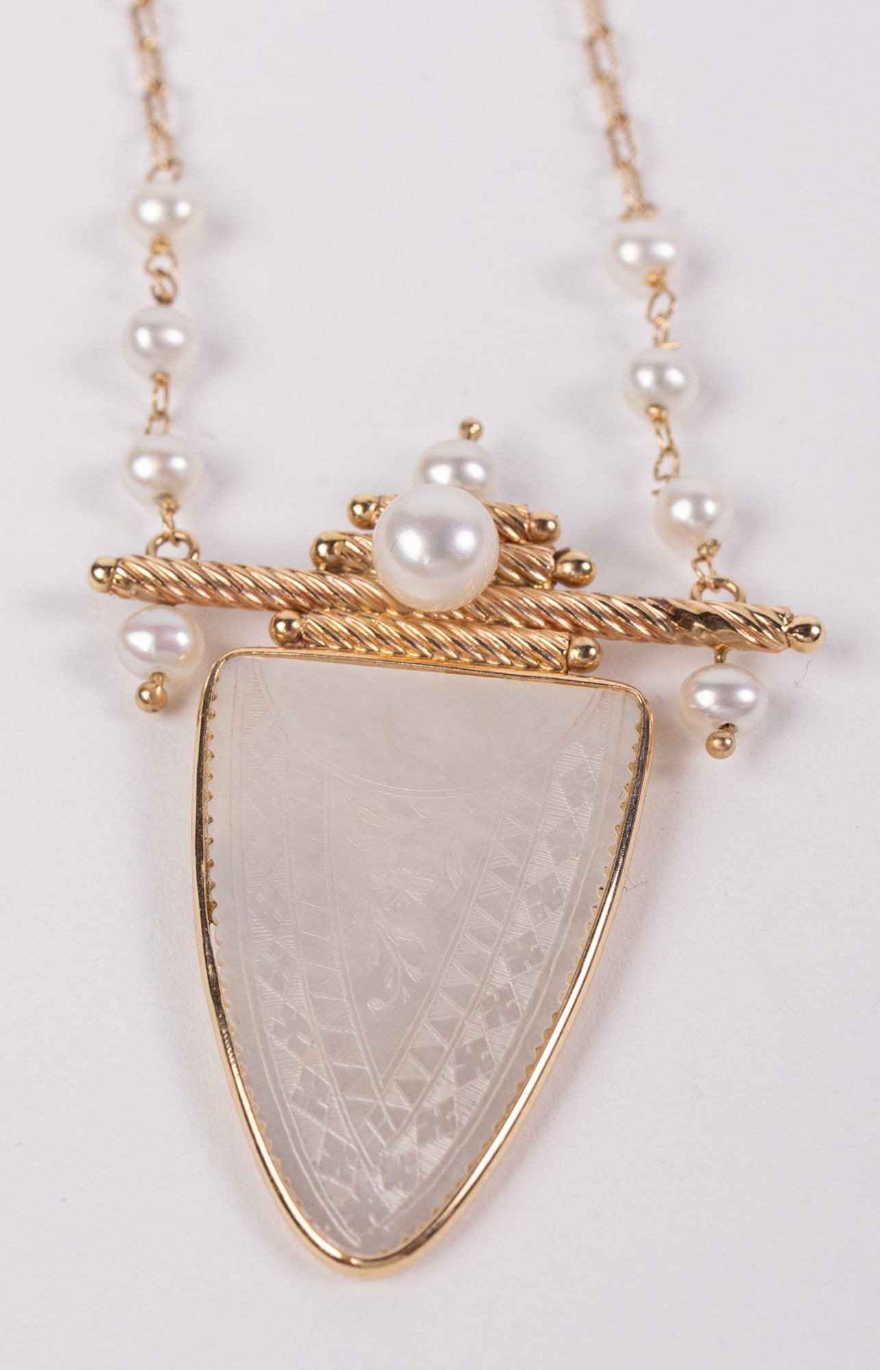 Donna Chambers (b. 1950) 14KY & Etched Mother-of-Pearl Shield Medallion Pendant Necklace - 2