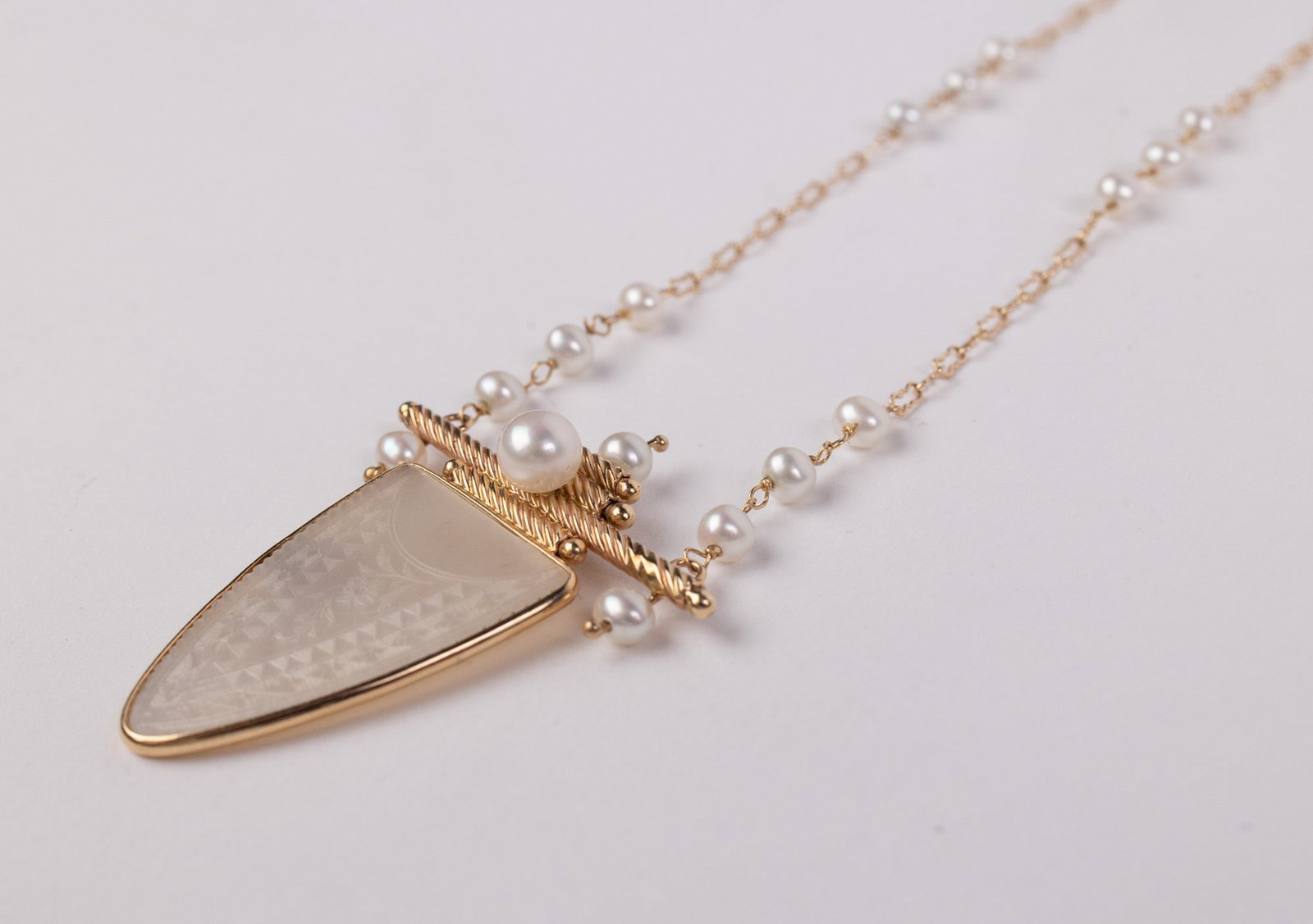 Donna Chambers (b. 1950) 14KY & Etched Mother-of-Pearl Shield Medallion Pendant Necklace - 3
