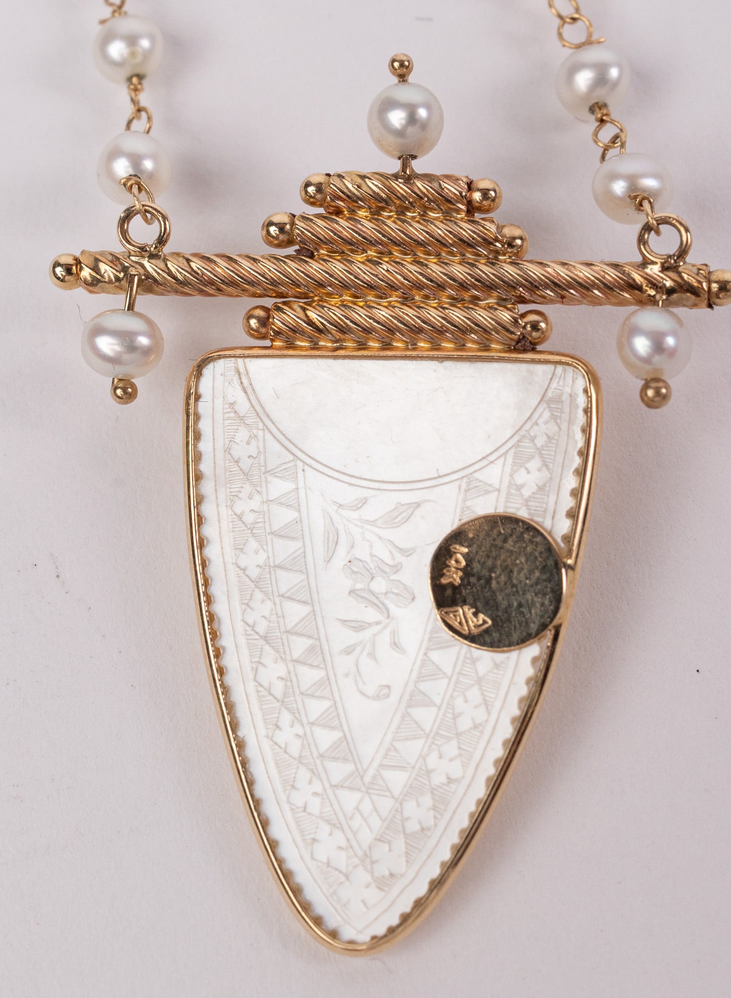 Donna Chambers (b. 1950) 14KY & Etched Mother-of-Pearl Shield Medallion Pendant Necklace - 4